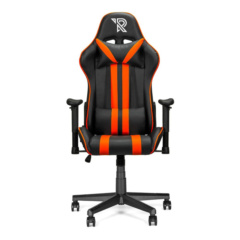 Zwarte en oranje gamingstoel met hoofdsteun en armleuningen op een zwarte basis.