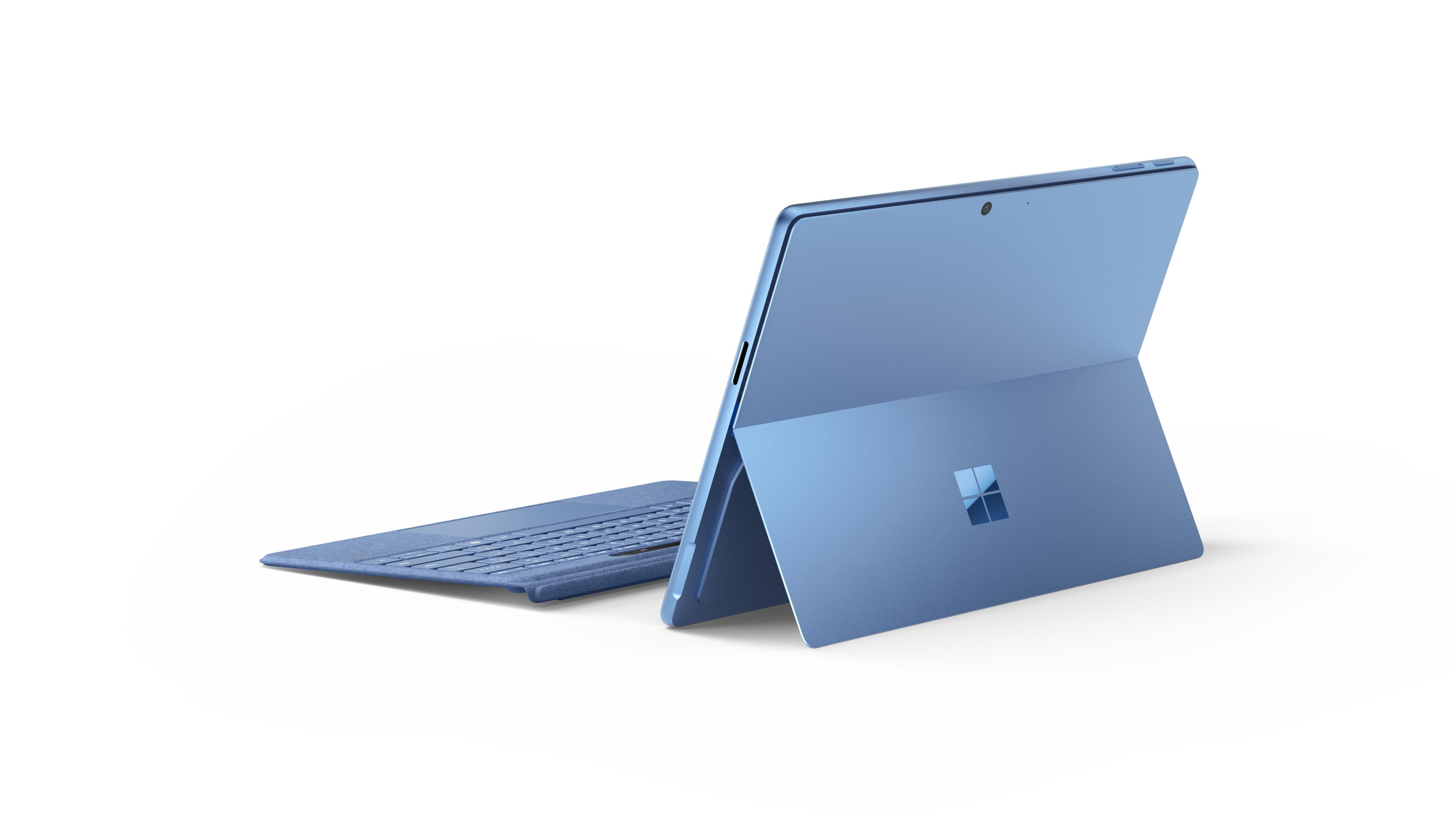 Tablet blu con tastiera e supporto, su sfondo bianco.