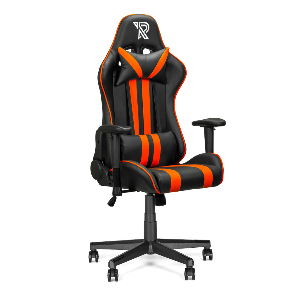 Zwarte en oranje gamingstoel, met hoge rugleuning, hoofdsteun, armleuningen en een vijf-wielbasis.
