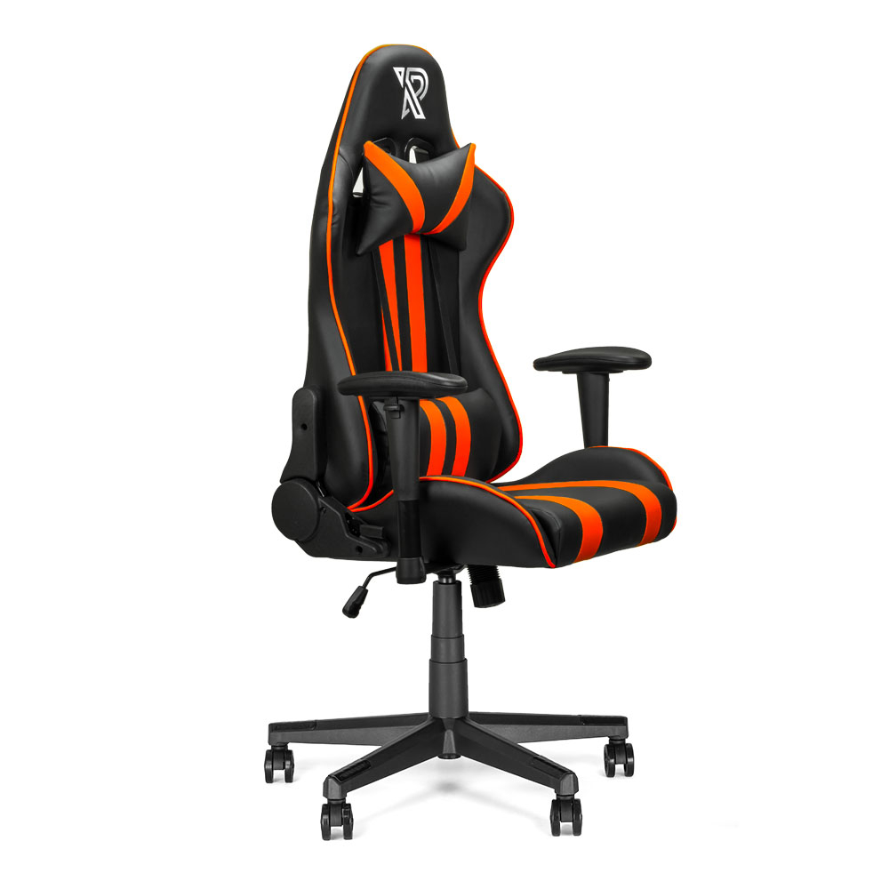 Een zwart-oranje gamingstoel met een hoofdsteun en armleuningen. Hij staat op een zwarte onderstel met wielen.