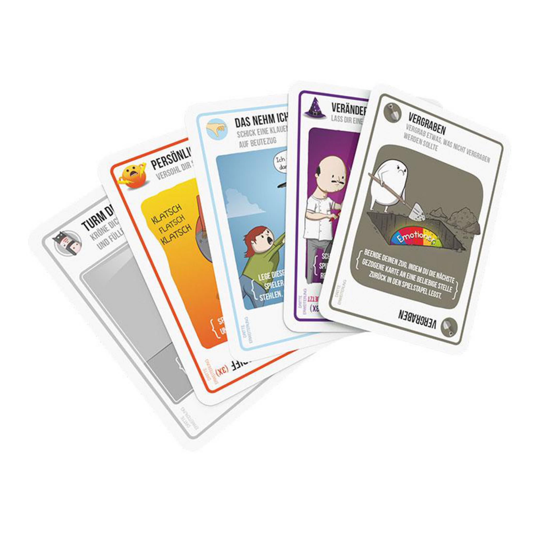 Nahaufnahme von Spielkarten. Karten mit Text und Illustrationen, angeordnet auf einer weißen Oberfläche.