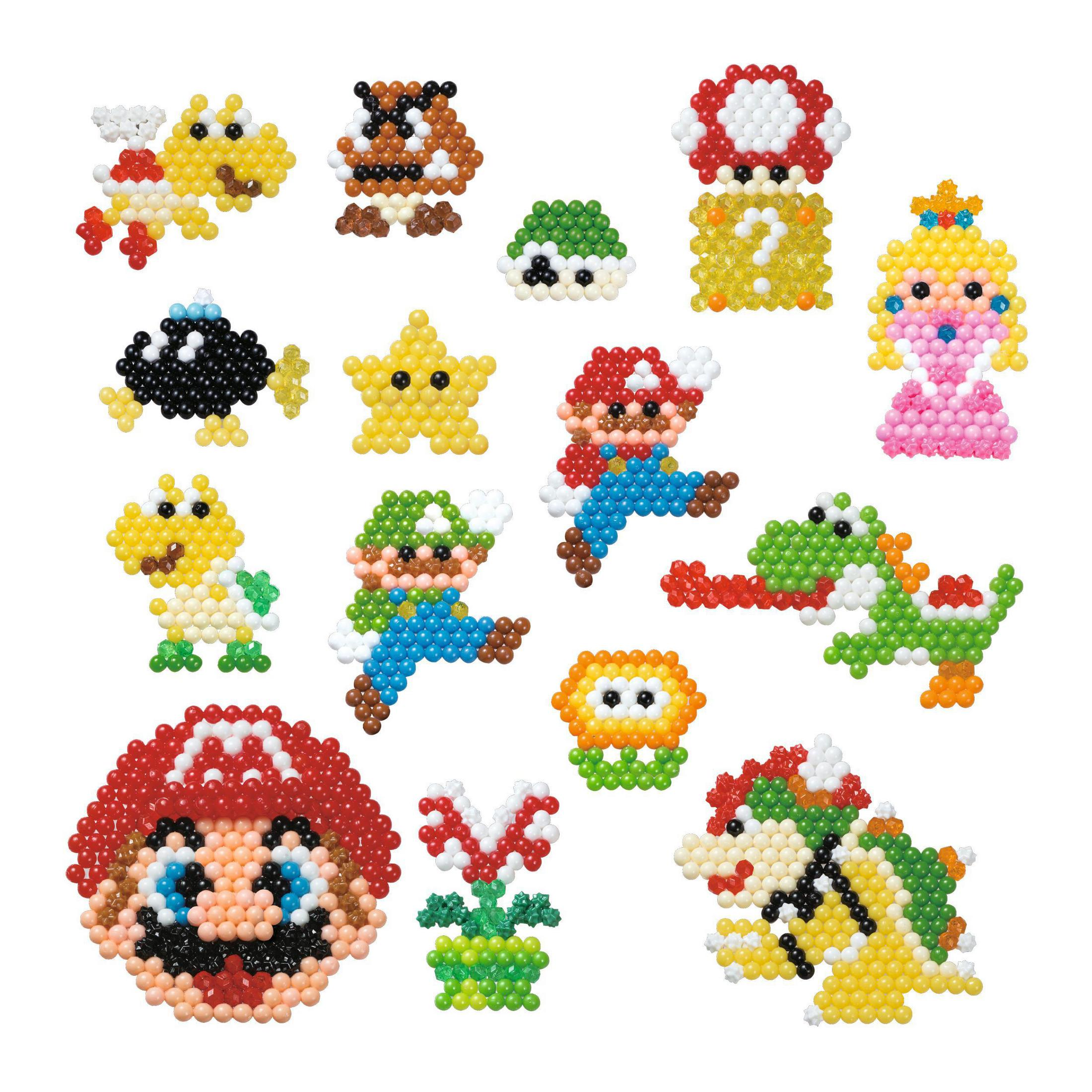 Personaggi e oggetti pixelati di Mario, fatti di perline colorate, disposti su una superficie bianca.