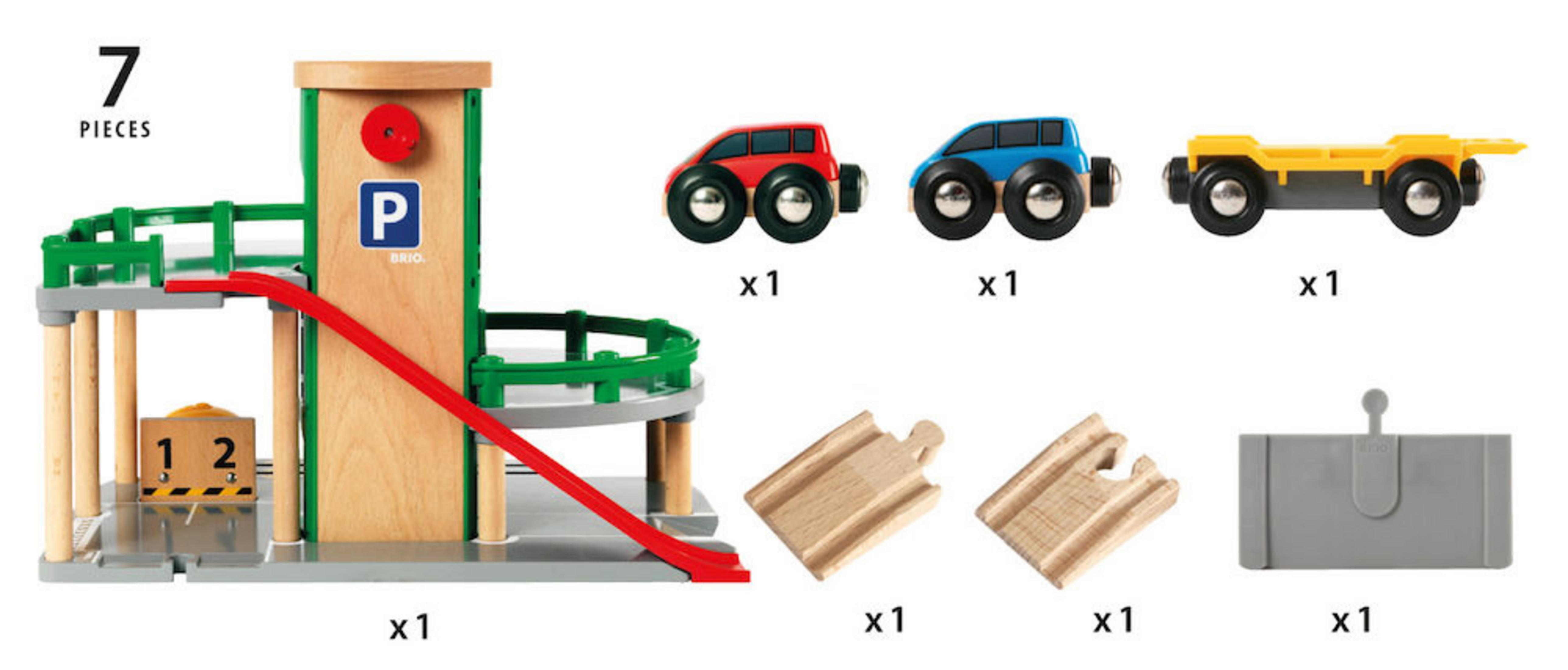 Parcheggio giocattolo in legno con 7 pezzi. Include rampa, auto e pezzi di binari. Sfondo bianco.