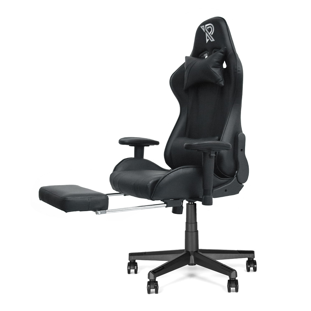 Zwarte gaming stoel met een voetensteun, hoofdsteun en lendekussen, op een witte achtergrond.