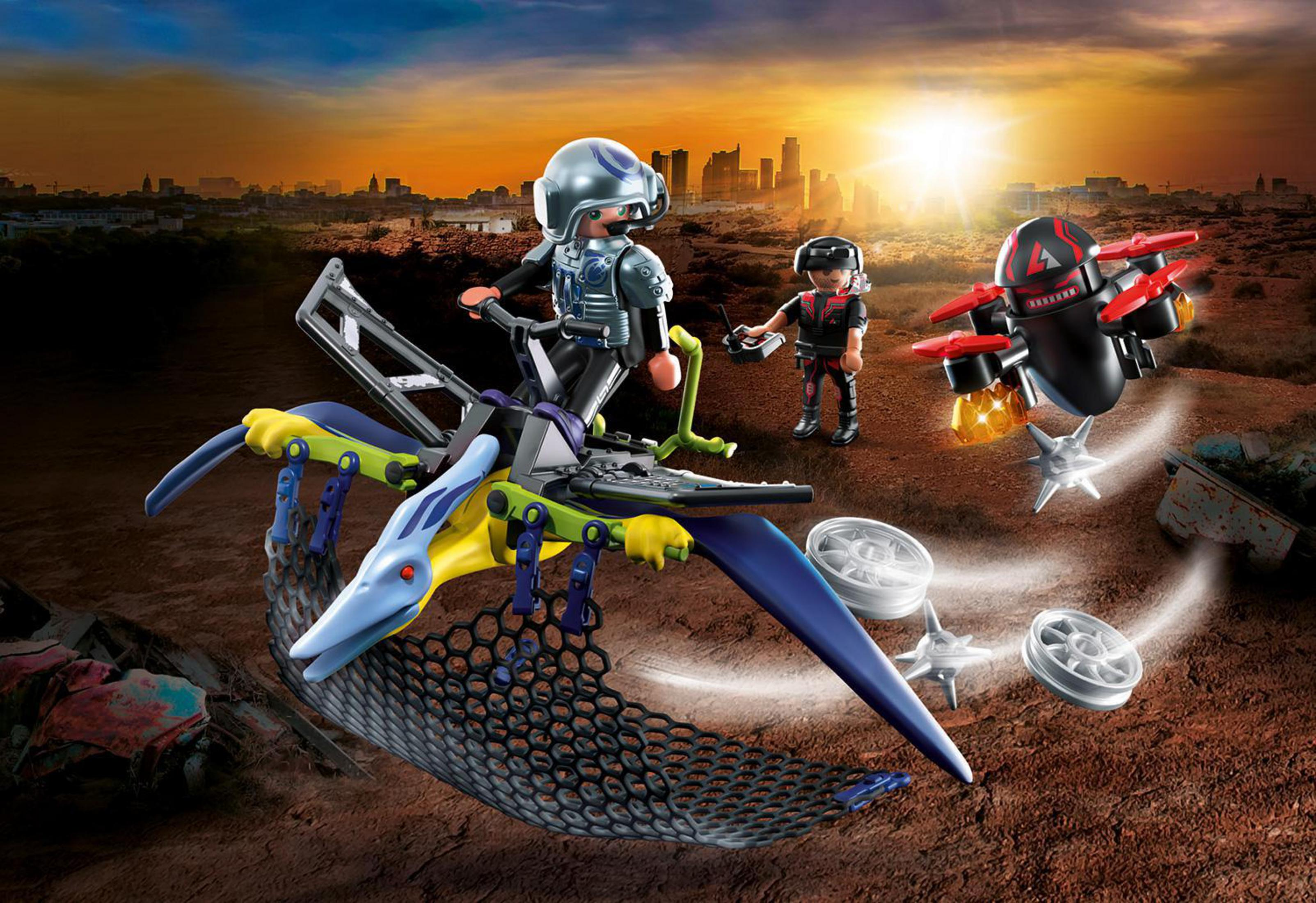 Playmobil-Set mit Figuren in einer futuristischen Stadtlandschaft, mit einem pterodaktylusartigen Fahrzeug und Drohnen.