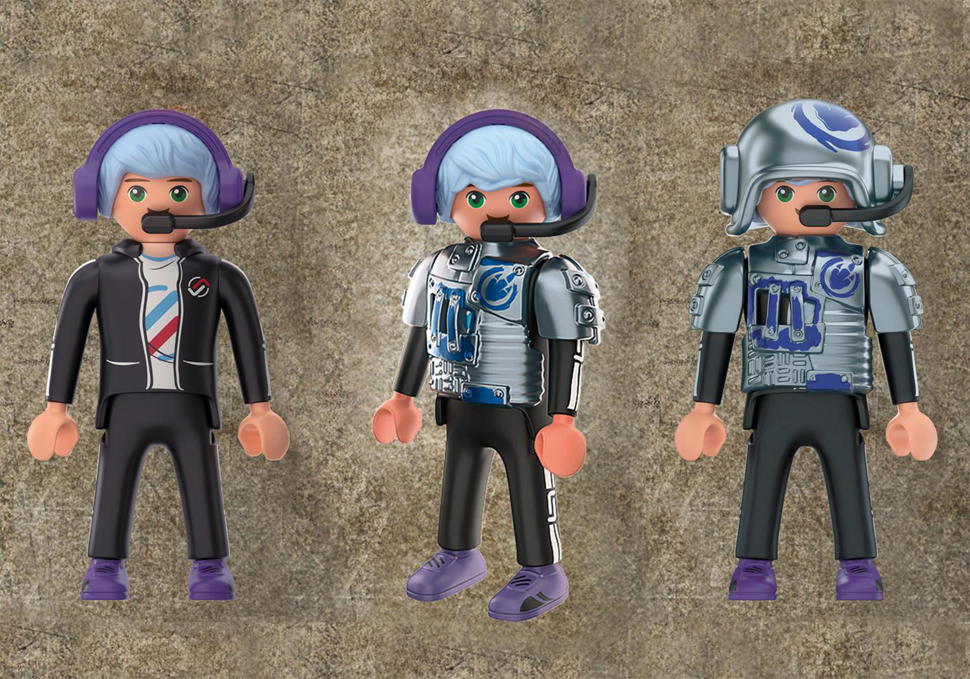 Drei Spielfiguren mit Headsets und futuristischen Outfits. Sie posieren vor einer strukturierten Kulisse.