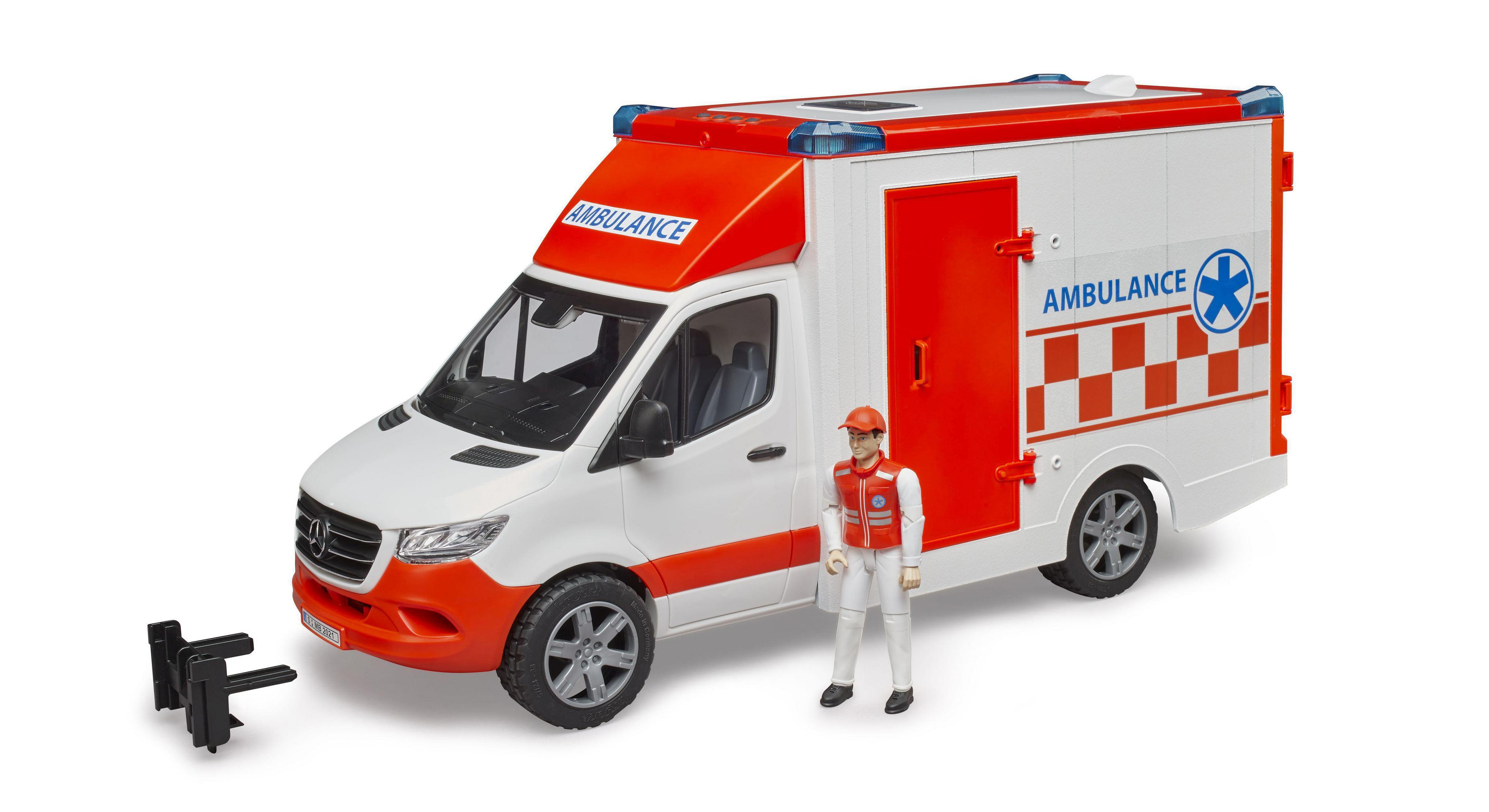 Spielzeug-Krankenwagen mit Sanitäterfigur und weißem Hintergrund.