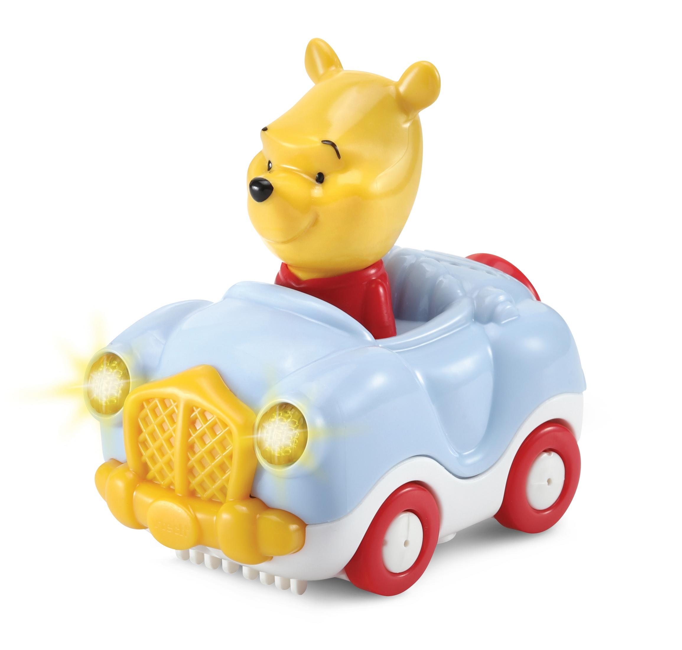 Winnie Puuh Spielzeugauto. Gelbe Puuh-Figur in blauem Auto mit roten Rädern. Licht von den Scheinwerfern.
