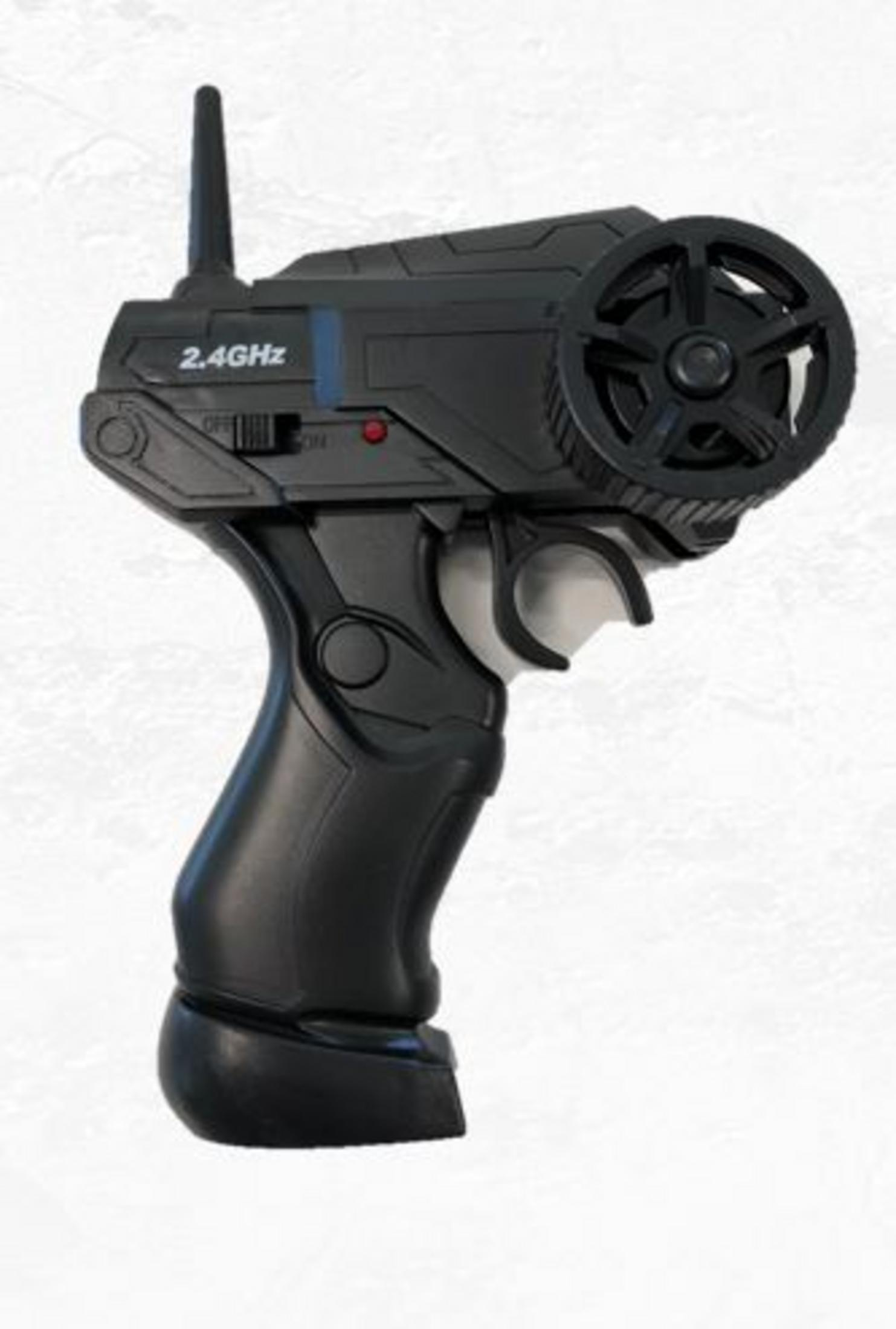 Schwarze Fernbedienung für ein Auto. Mit Knöpfen und einem Rad. 2,4 GHz-Etikett.