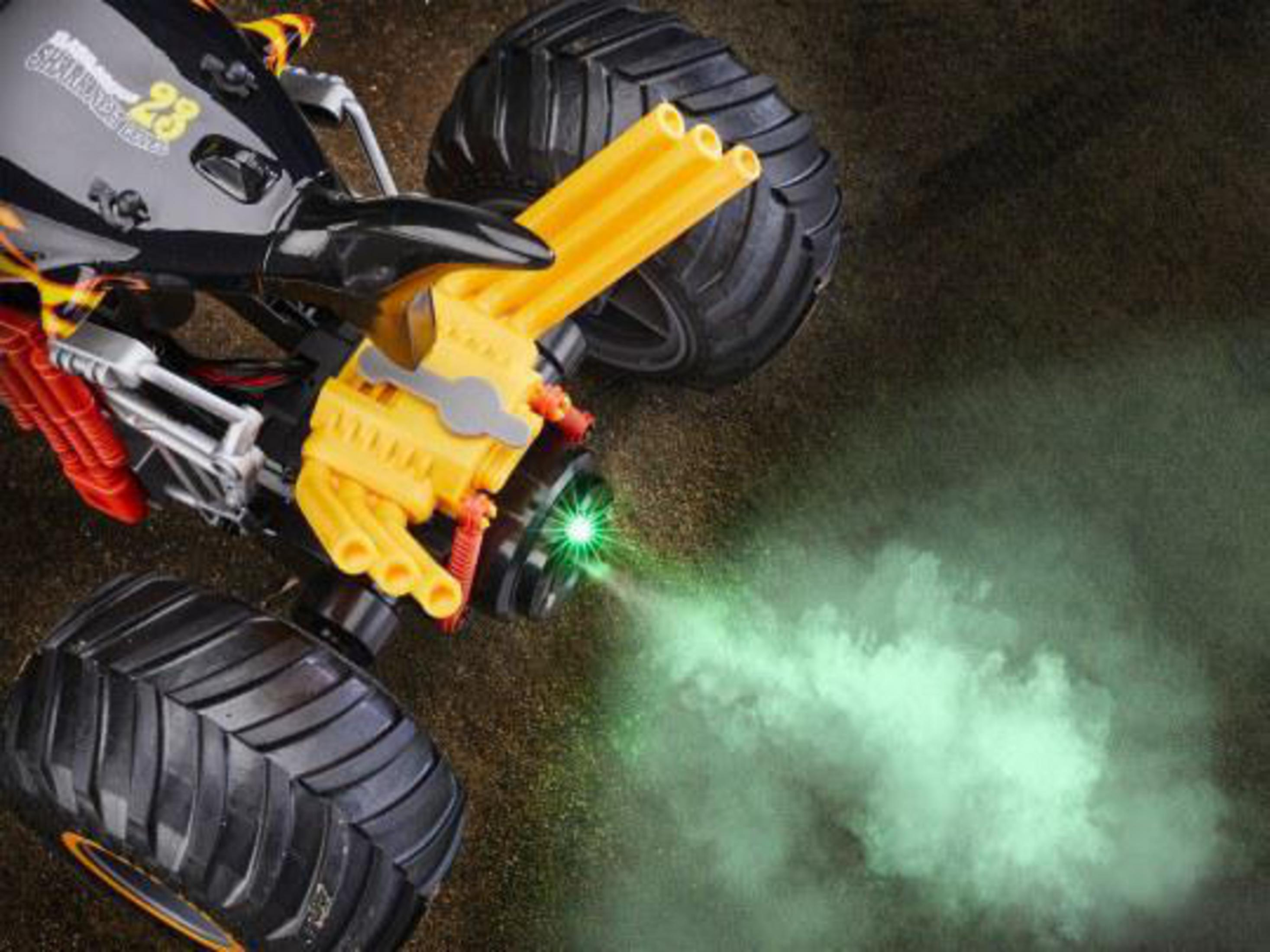 Ein Spielzeug-Monstertruck mit einer gelben Kanone und grünem Rauch.