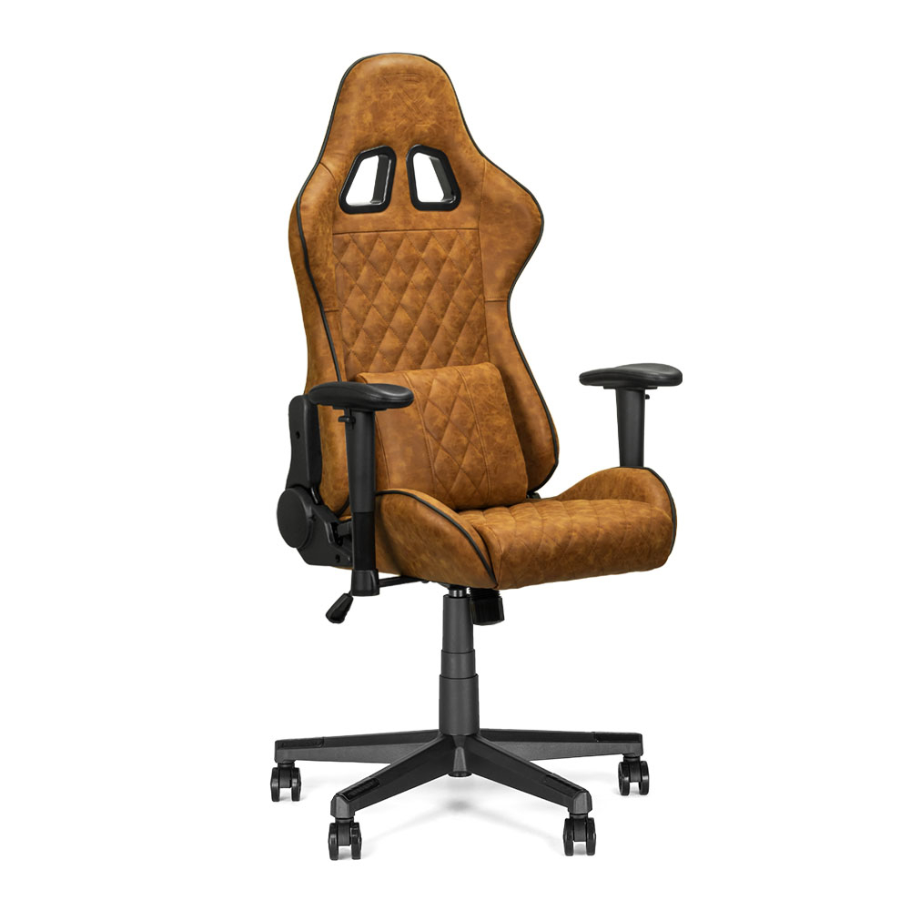 Chaise de jeu marron et noire. Dossier haut, accoudoirs et roulettes. Fond blanc.