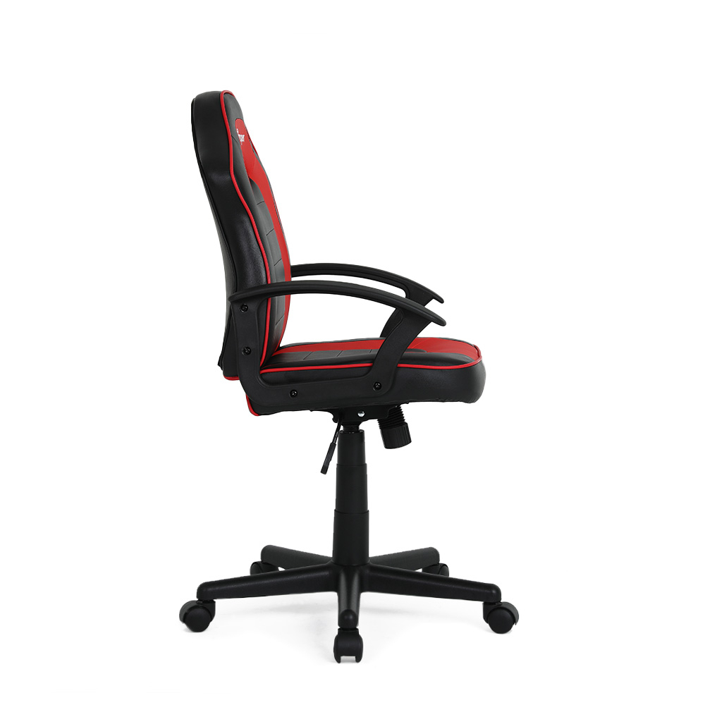 Vue latérale d'une chaise de jeu noire et rouge sur fond blanc.