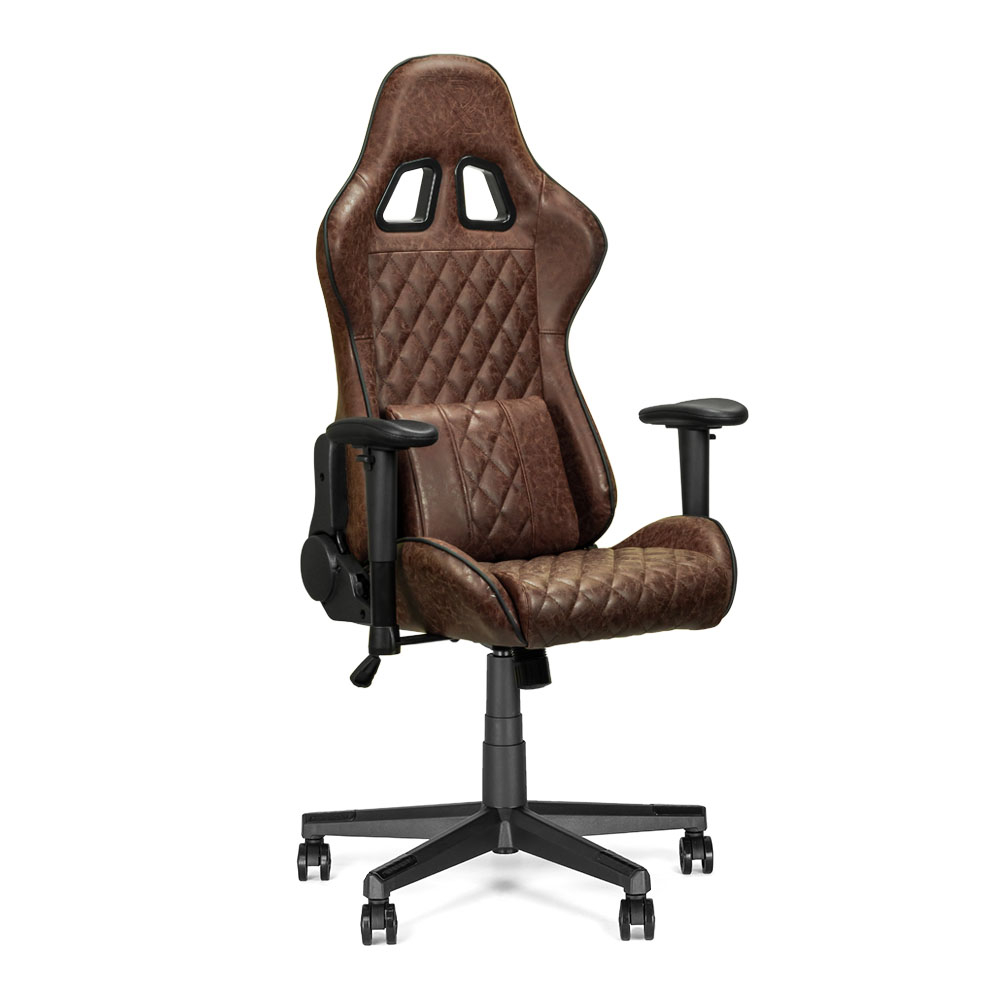 Chaise de jeu marron avec motif losange sur le dos et l'assise sur une surface blanche.