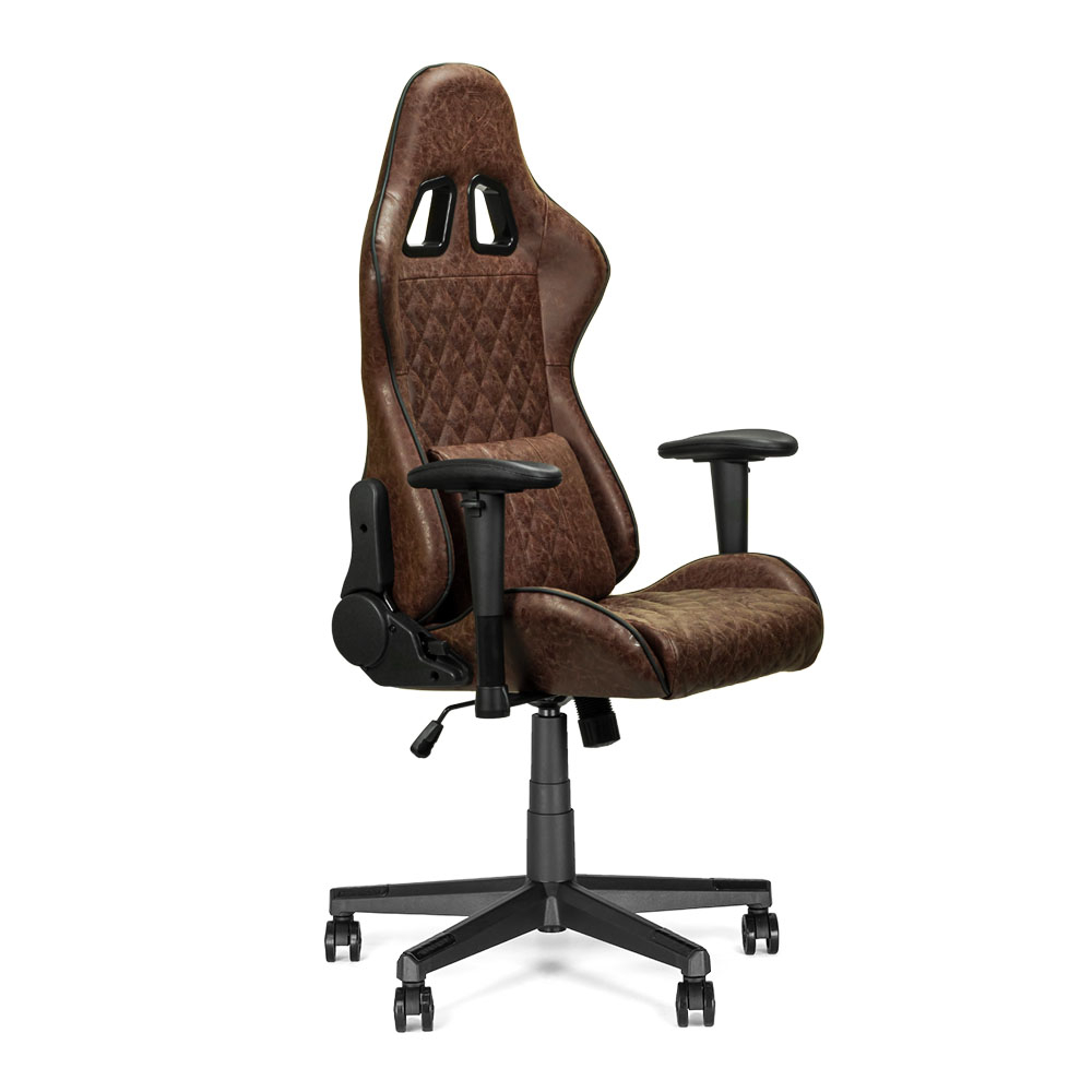 Chaise de jeu en cuir marron sur fond blanc. Elle a un appui-tête et des accoudoirs.