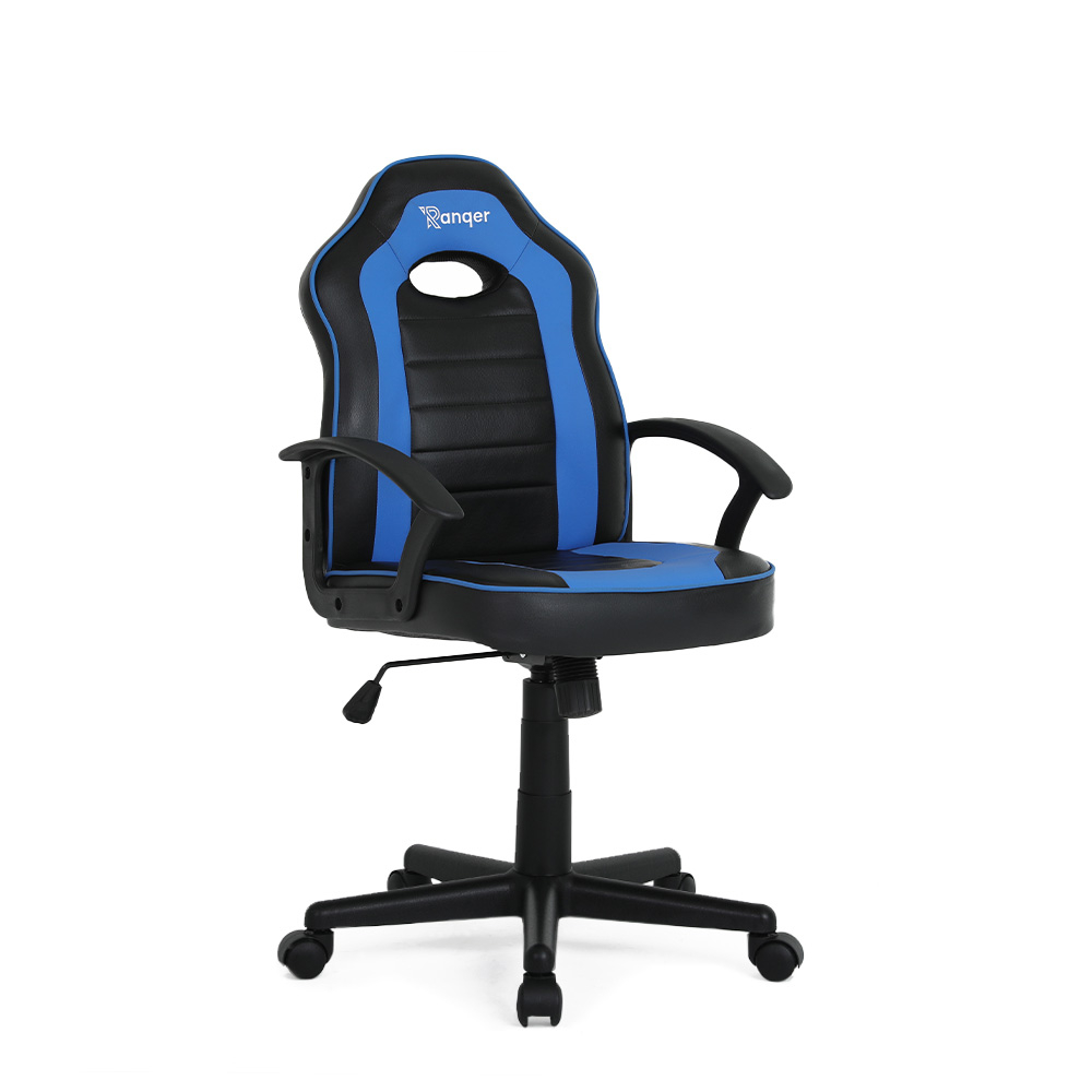 Chaise de jeu bleue et noire sur fond blanc. Base noire, accents bleus et accoudoirs.