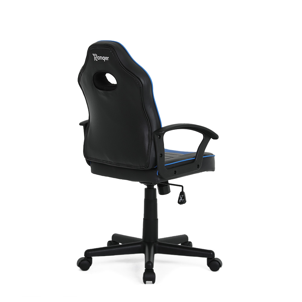 Chaise de jeu noire avec garniture bleue, vue arrière, sur fond blanc.