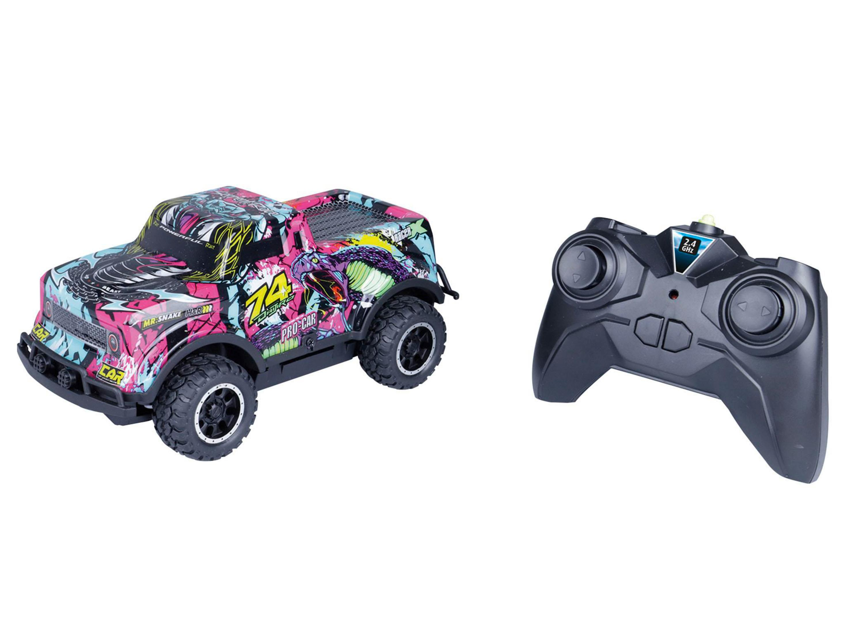 Un coche teledirigido con un diseño colorido y un mando a distancia negro.