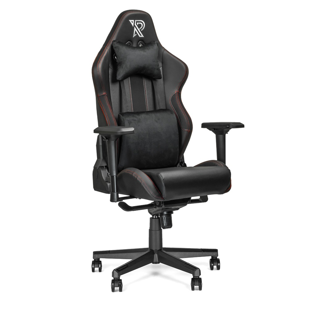 Une chaise gaming noire et rouge. Elle a un appui-tête, deux coussins, des accoudoirs et une base à cinq étoiles.