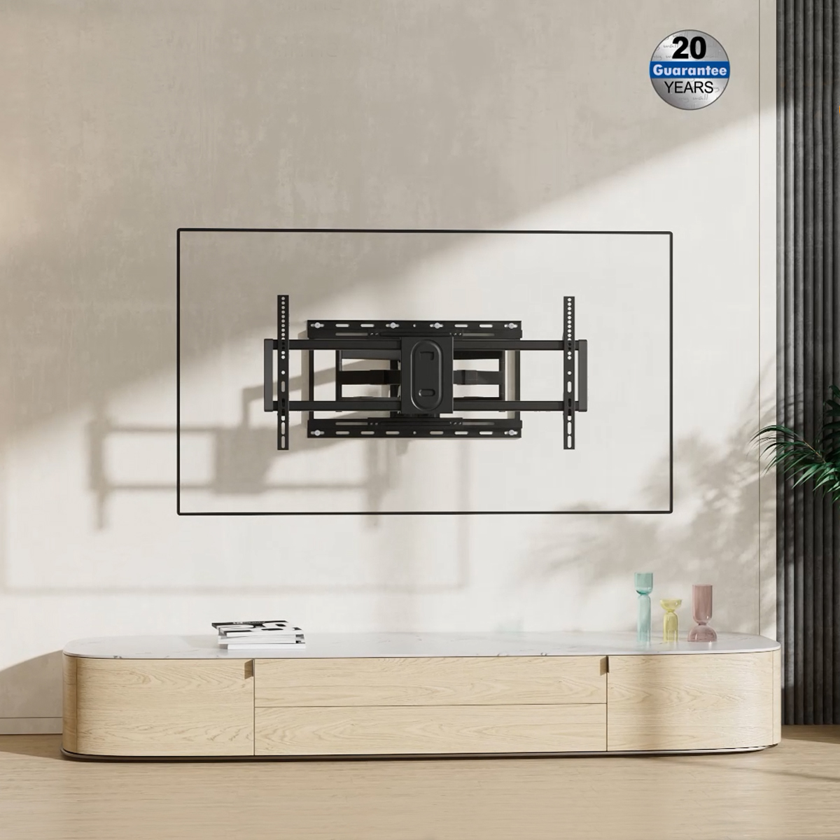 Ein großer Fernseher mit schwarzem Rahmen an einer weißen Wand. Darunter ein helles Holzmöbel mit Deko.