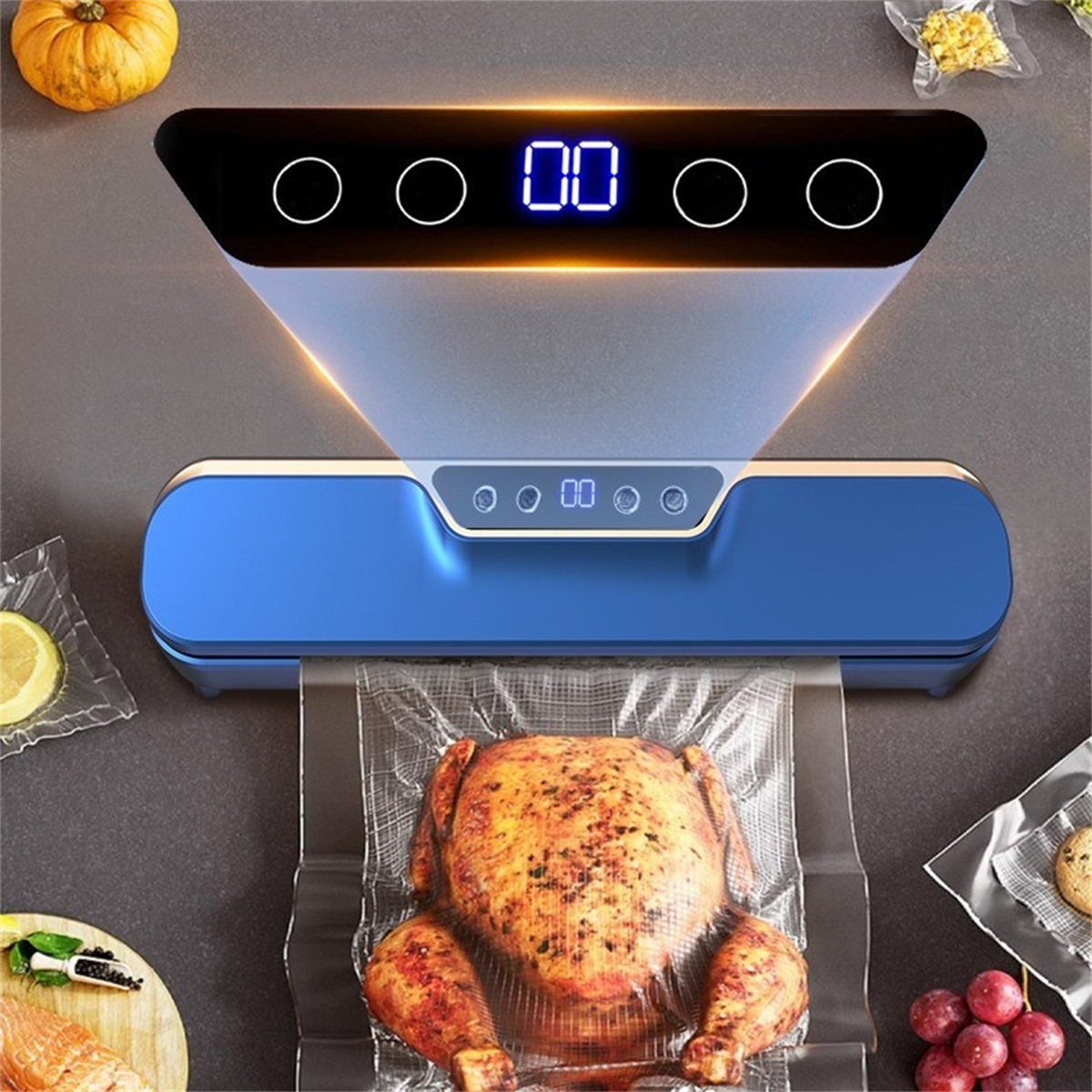 Vakuumiergerät mit blauem Gehäuse. Ein gekochtes Huhn ist in einem Beutel versiegelt.