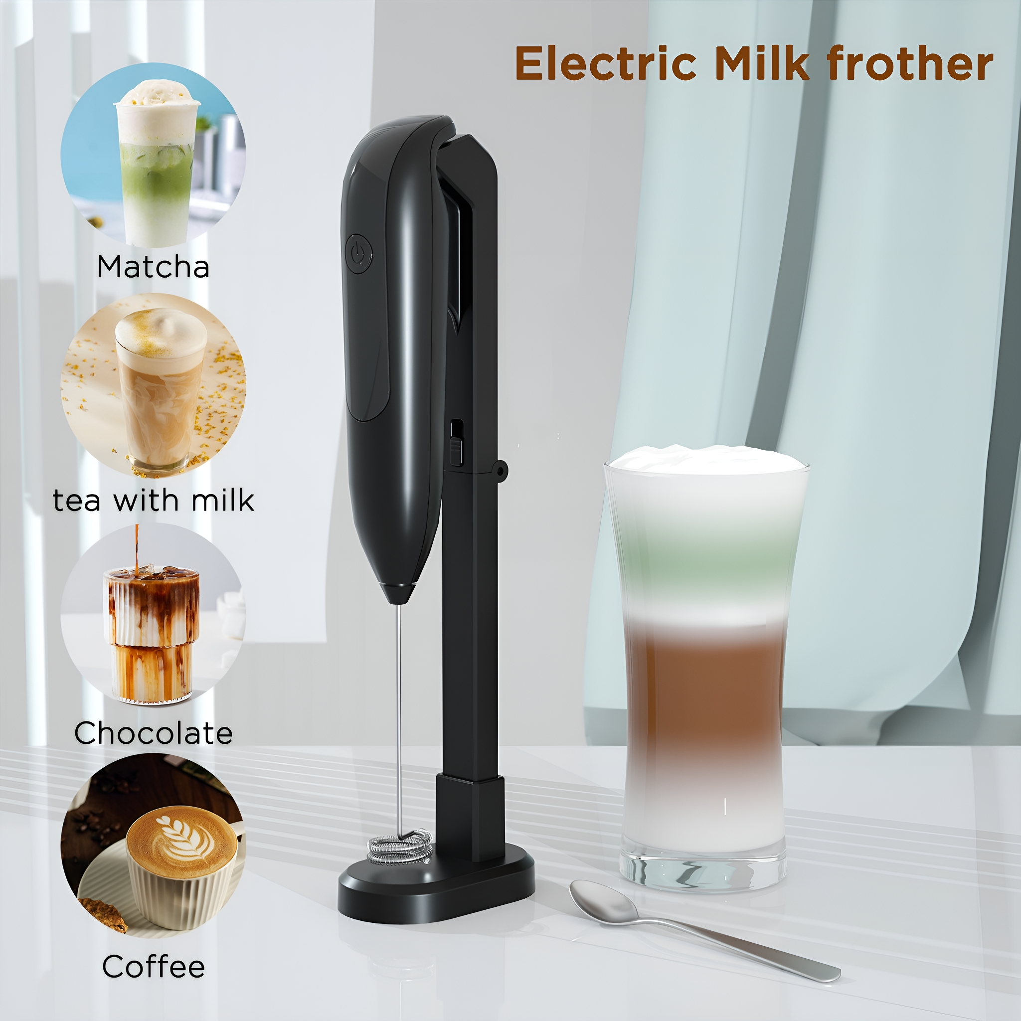 Elektrischer Milchaufschäumer mit Getränken: Matcha, Tee mit Milch, Schokolade und Kaffee. Ein Glas geschichtetes Getränk.