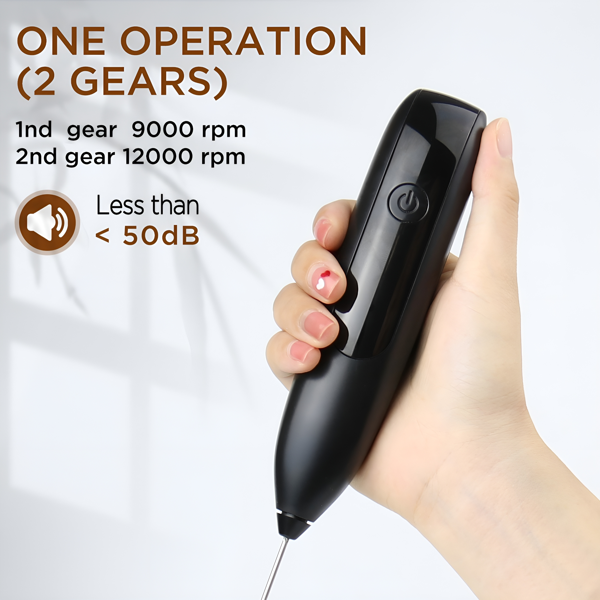 Eine Hand, die einen schwarzen Milchaufschäumer hält. Text: 1. Gang 9000 U/min, 2. Gang 12000 U/min.