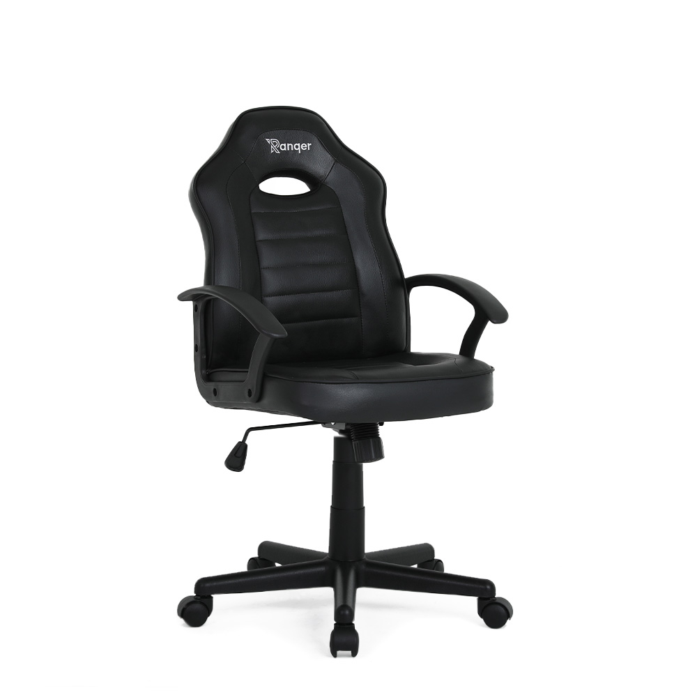 Une chaise de jeu noire avec accoudoirs et appuie-tête. Elle est sur fond blanc.