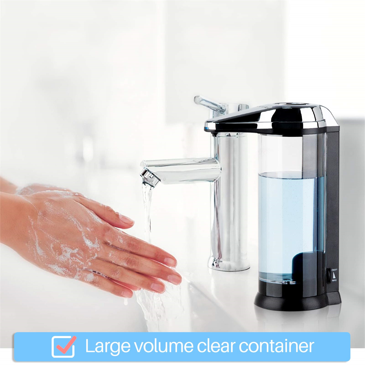 Eine Hand wäscht sich mit Seife unter einem Wasserhahn. Ein automatischer Seifenspender rechts.