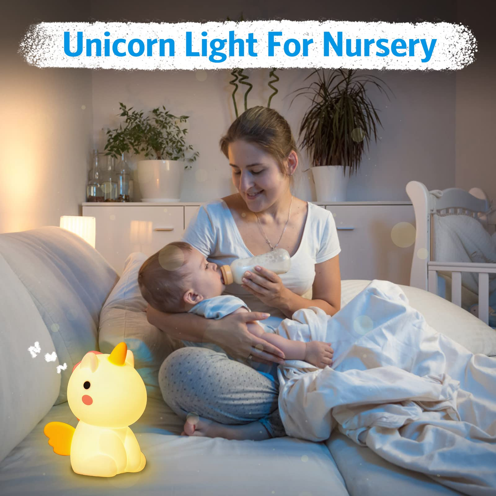Eine Frau füttert ein Baby mit einer Flasche in einem Kinderzimmer, links ein leuchtendes Einhorn-Nachtlicht.