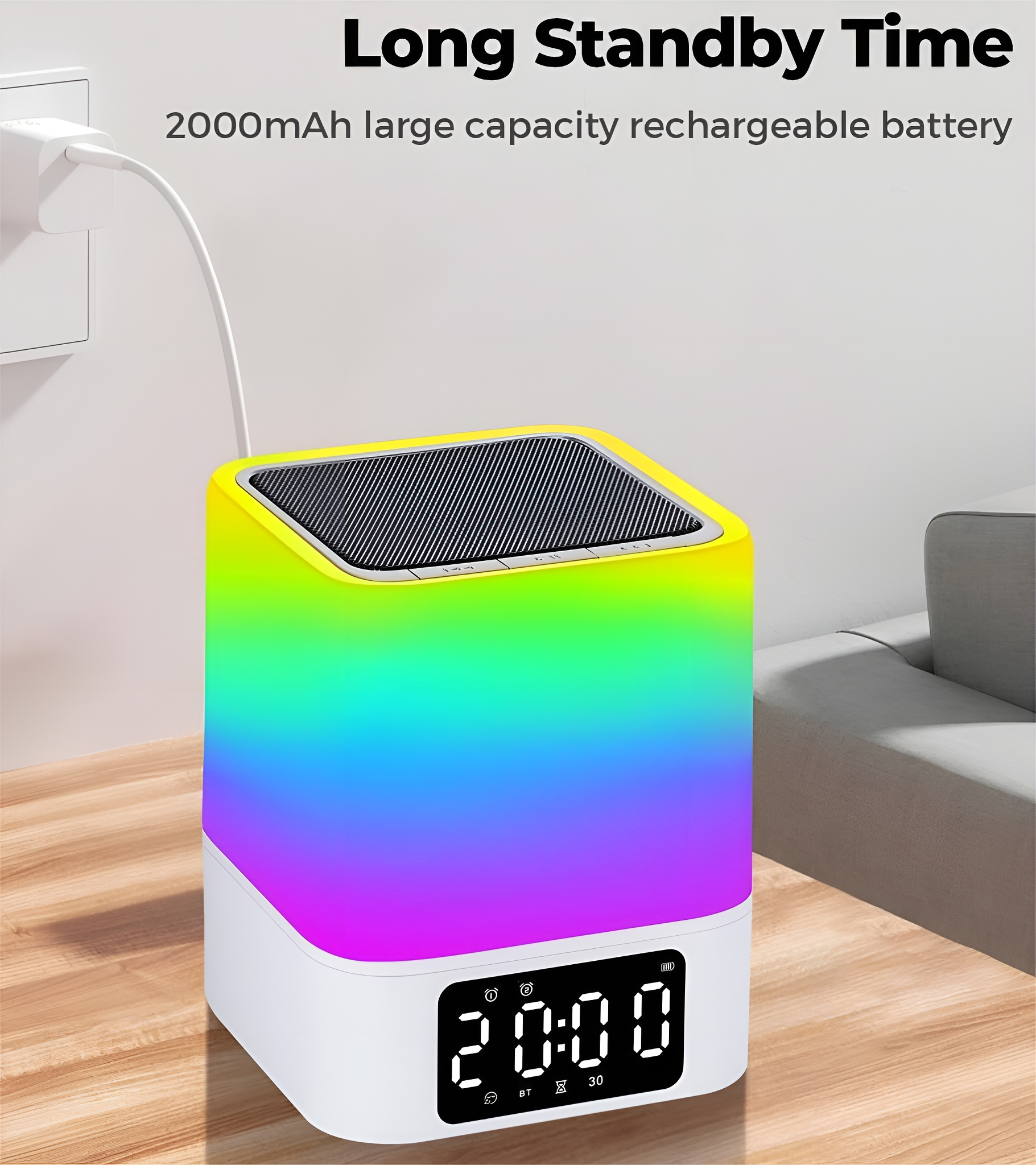 Ein Lautsprecher mit Regenbogenlichtern. Er hat eine Digitalanzeige und steht auf einem Holztisch.
