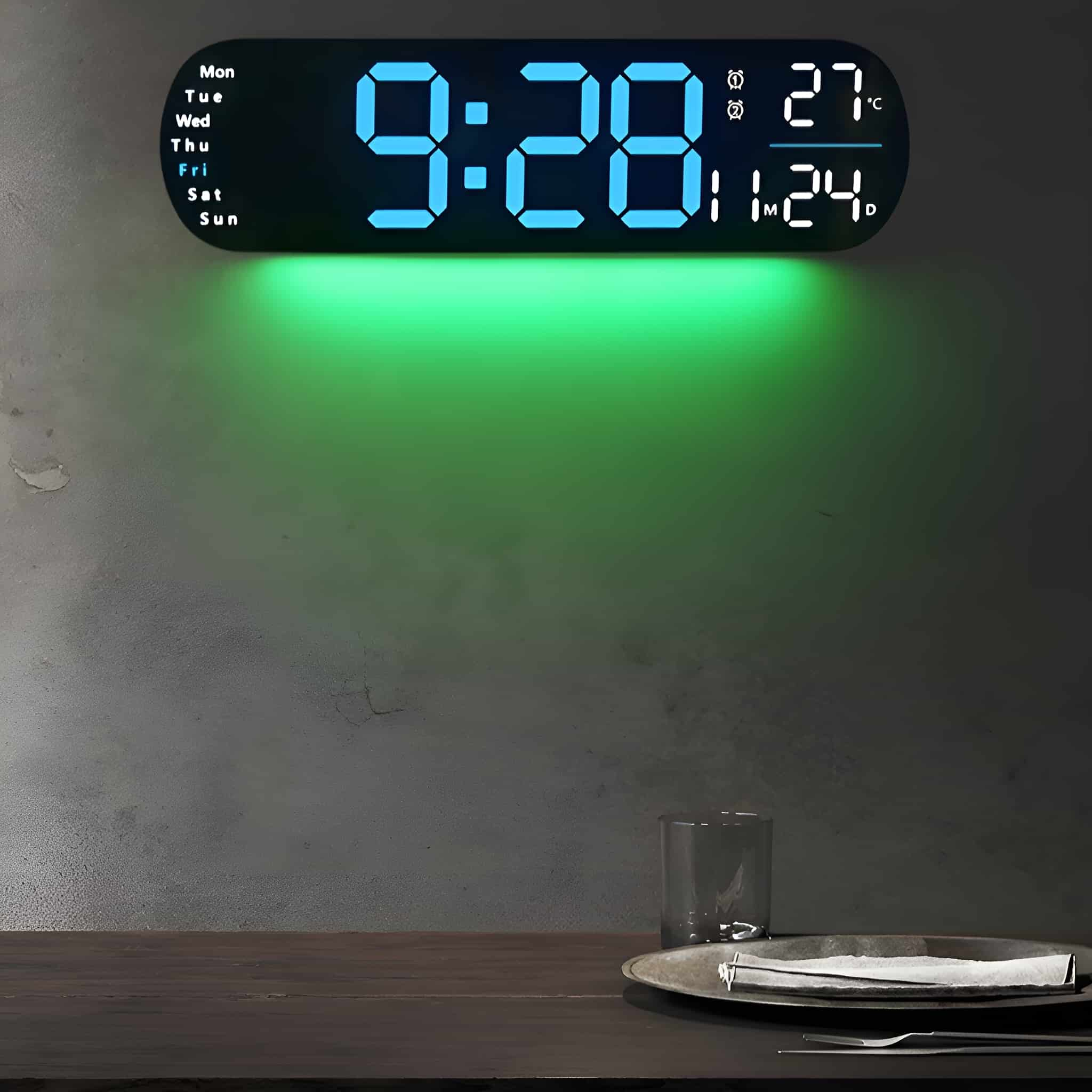 Digitaluhr mit Anzeige von Zeit, Datum und Temperatur. Schwarz mit blauen Ziffern. Grünes Licht von hinten.
