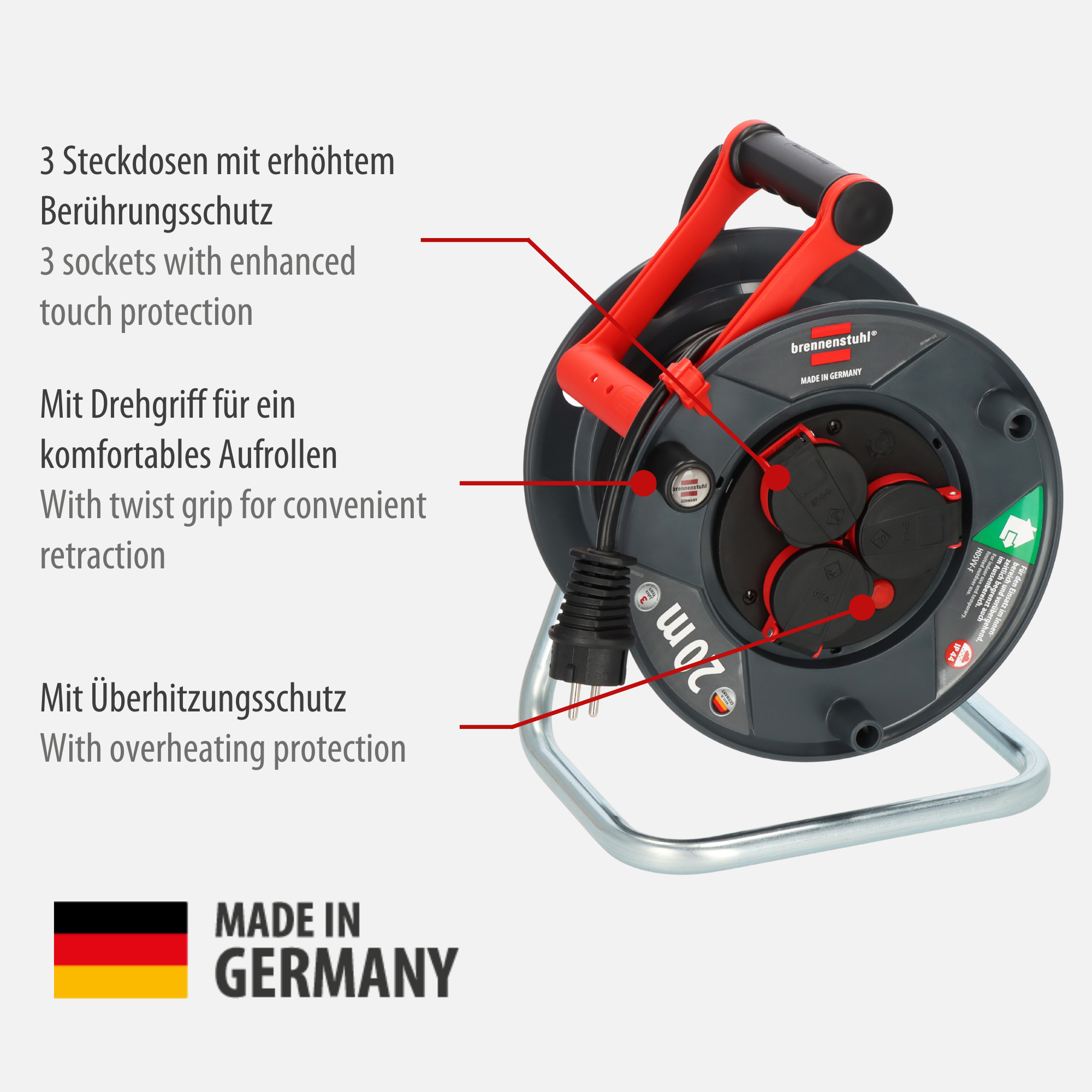 Eine Kabeltrommel mit drei Steckdosen, einem roten Griff und einem schwarz-grauen Gehäuse, hergestellt in Deutschland.