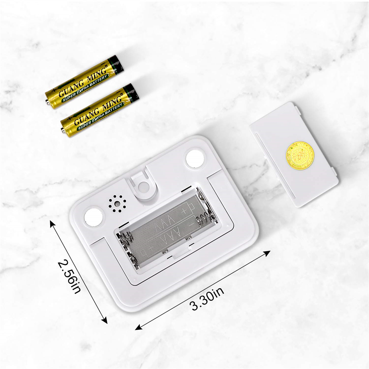 Weißes Gerät mit Batteriefach und zwei goldenen Batterien. Maße: 2,56 Zoll und 3,30 Zoll. Weißer Hintergrund.