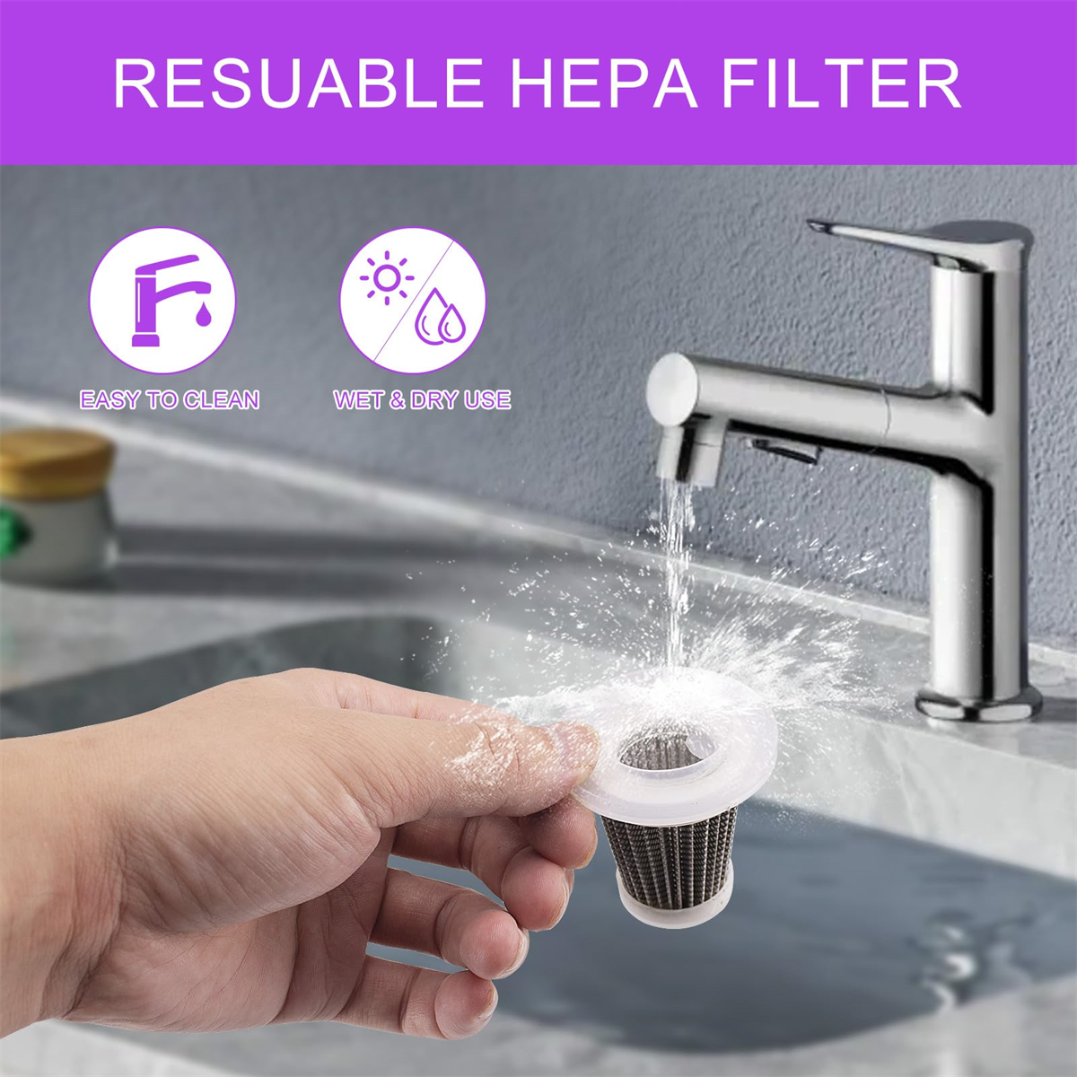Hand hält Filter und Wasser gießt hinein. Wasserhahn und Waschbecken sind im Hintergrund sichtbar. Filter ist weiß.
