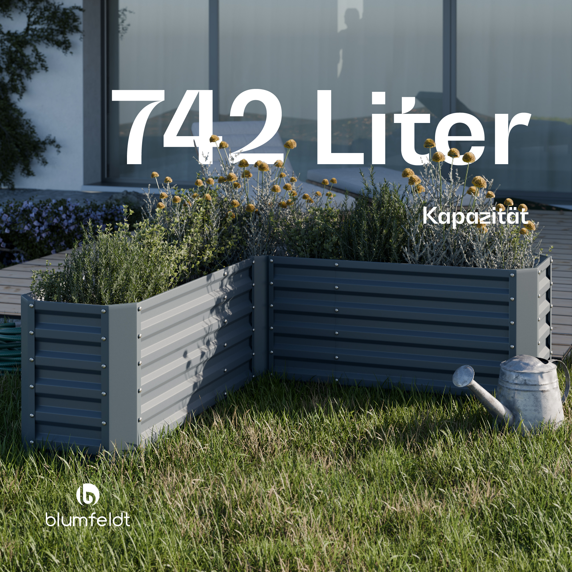 Ein Metall-Pflanzgefäß mit Pflanzen und einer Gießkanne auf einer grasbewachsenen Fläche. Text: 742 Liter.