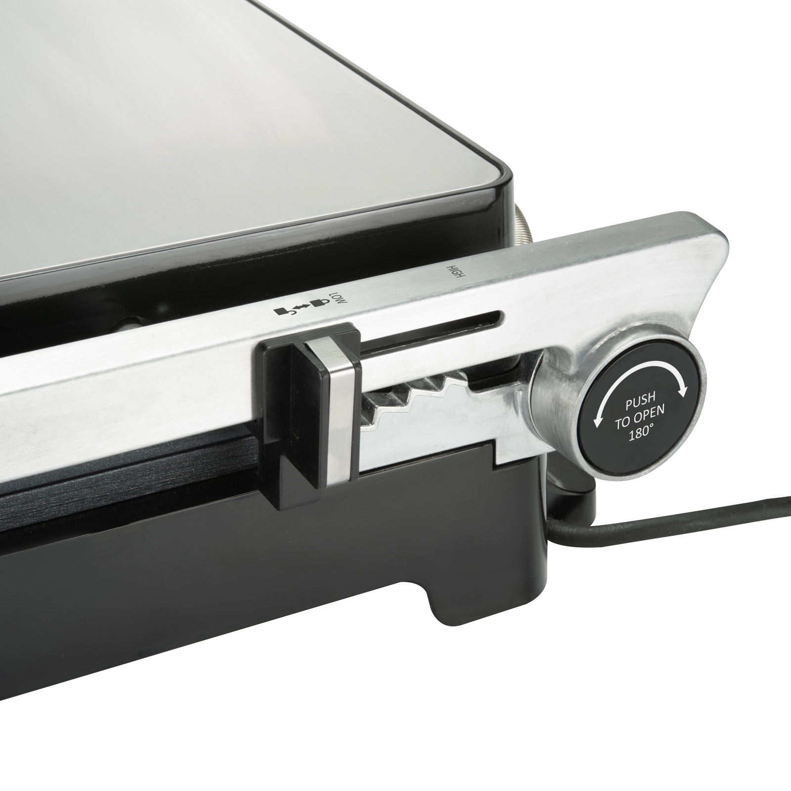 Zbliżenie grilla z czarną podstawą i srebrnym mechanizmem sterowania. Tekst: 'PUSH TO OPEN'.