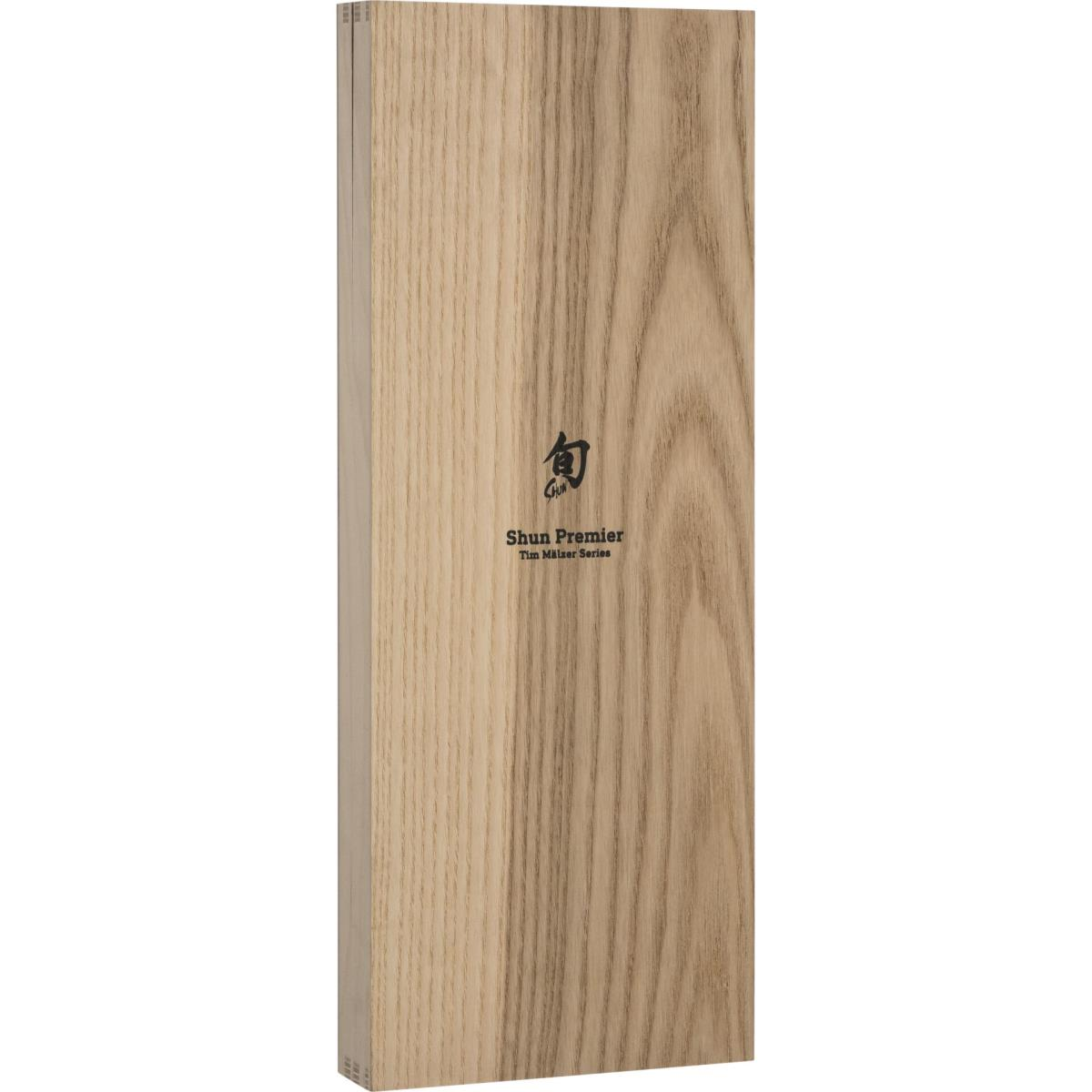 Una caja de madera con las palabras Shun Premier escritas.