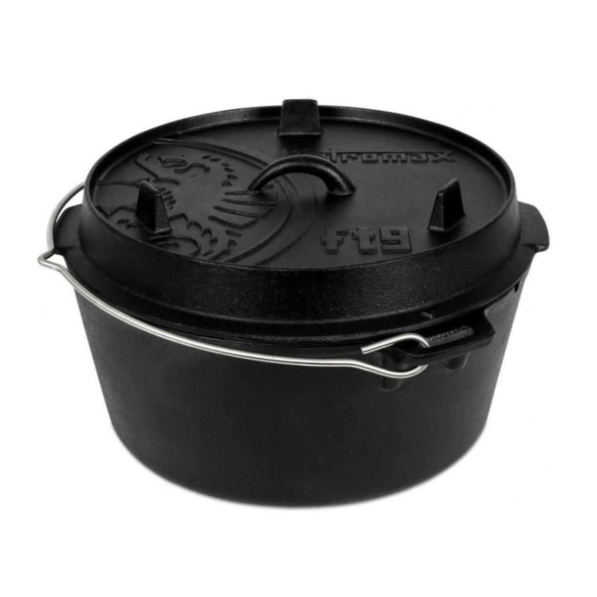 Ein schwarzer Dutch Oven mit Deckel auf weißem Hintergrund. Es ist ein Gusseisentopf.