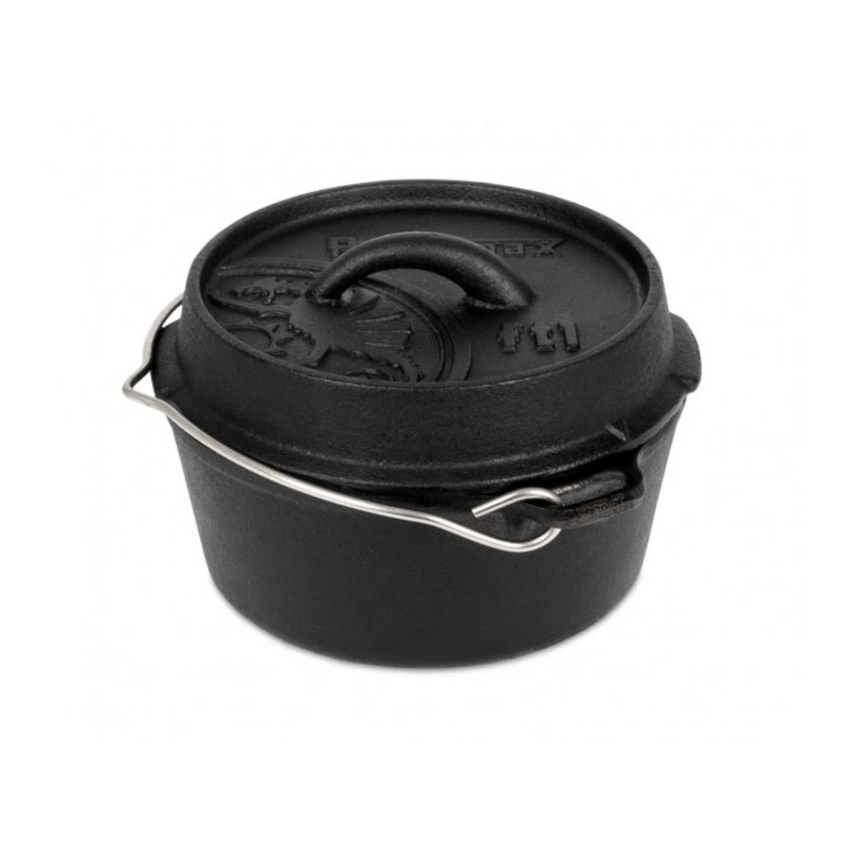 Ein schwarzer gusseiserner Dutch Oven mit Deckel auf weißem Hintergrund. Es hat einen Griff.