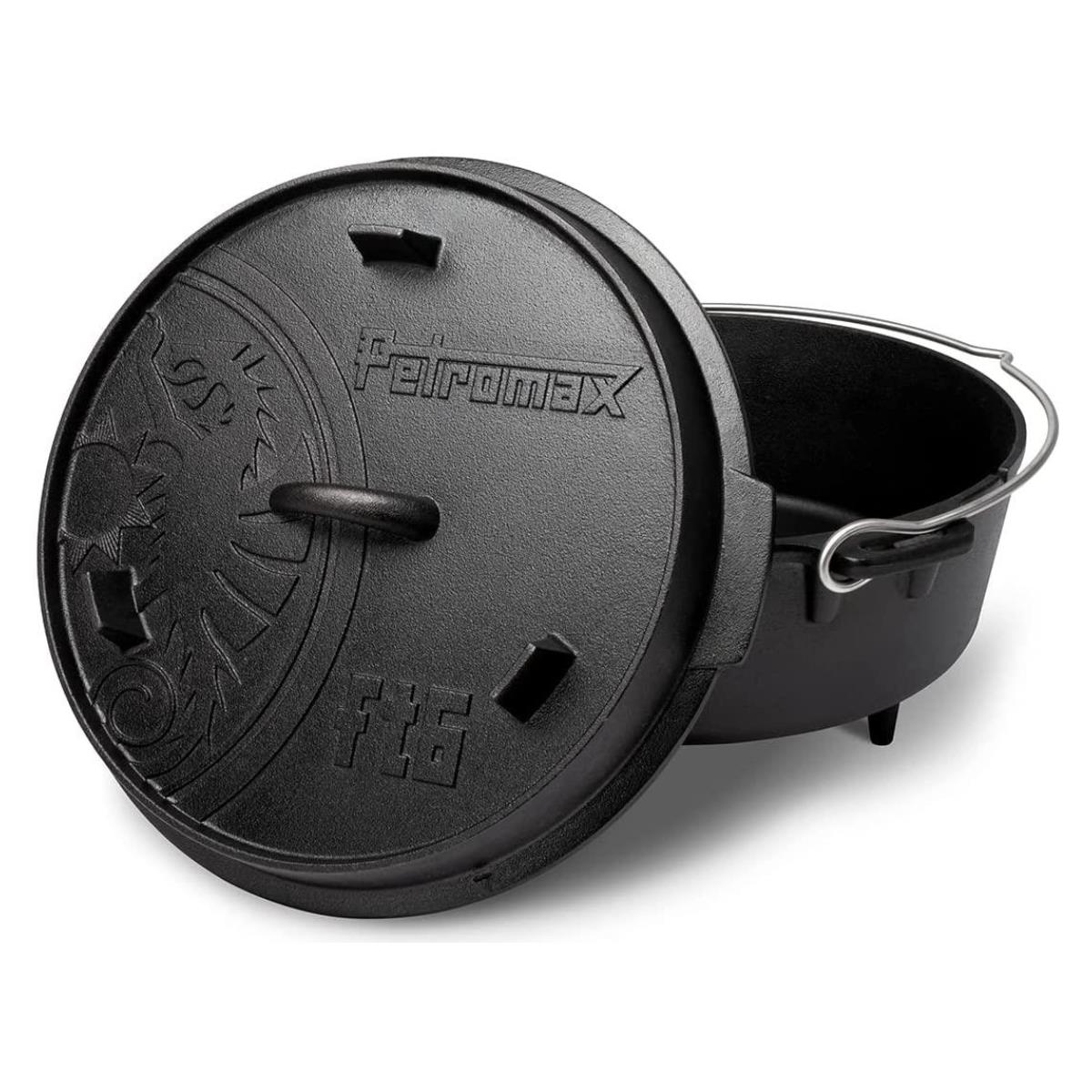 Ein schwarzer gusseiserner Dutch Oven mit offenem Deckel, der das Innere zeigt.