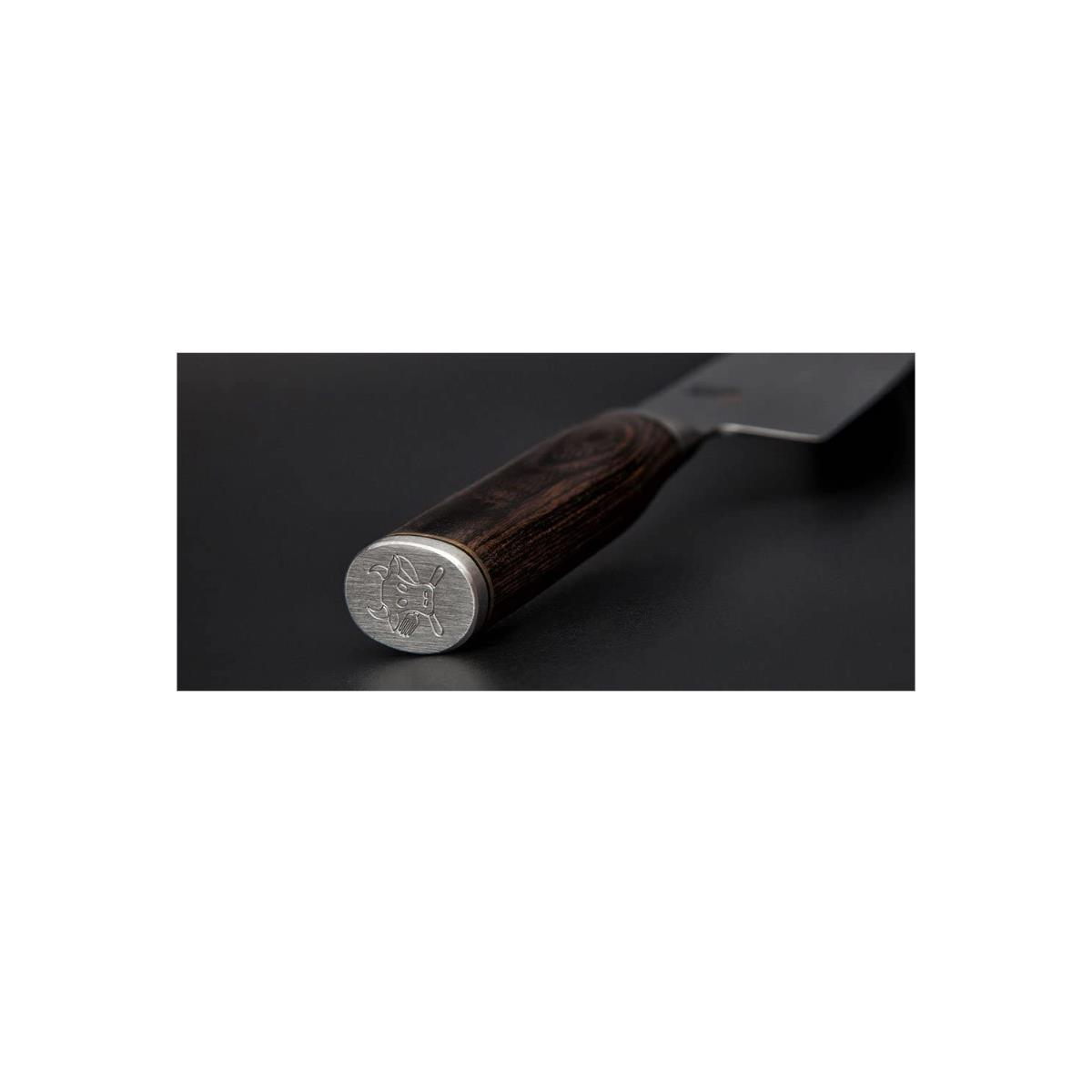 Nahaufnahme eines Messergriffs, dunkles Holz, mit einem metallischen Ende mit Design.
