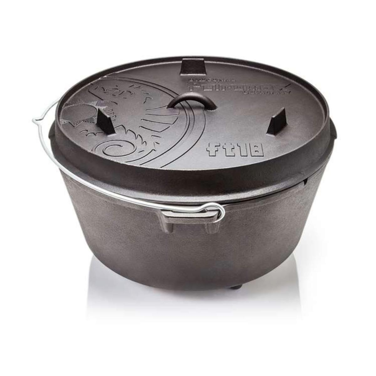Schwarzer Dutch Oven aus Gusseisen mit Deckel. Mit Griff und Metallgriffen. Weißer Hintergrund.
