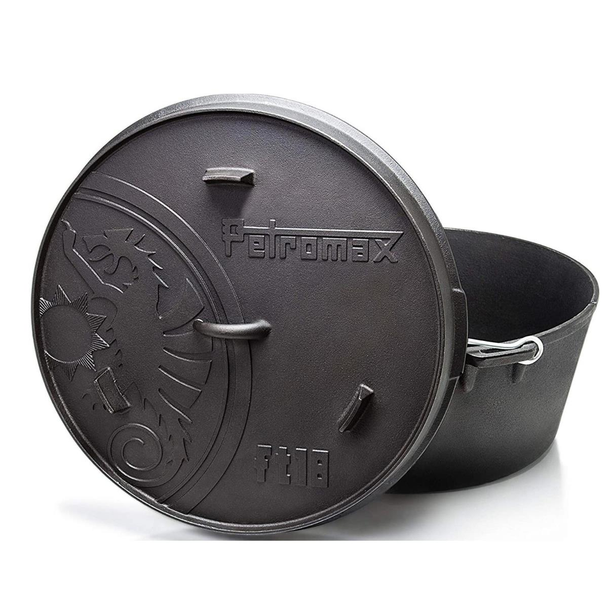 Ein schwarzer gusseiserner Dutch Oven mit Deckel, auf dem das 'Petromax'-Logo und ein Sonne/Drachen-Design zu sehen sind.