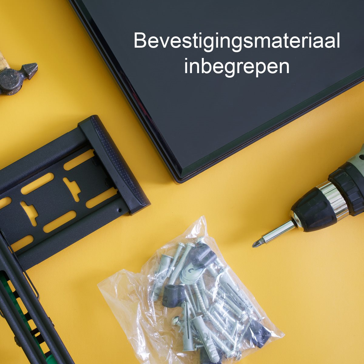 Montagematerialen voor een tv, waaronder een beugel, schroeven en een schroevendraaier.