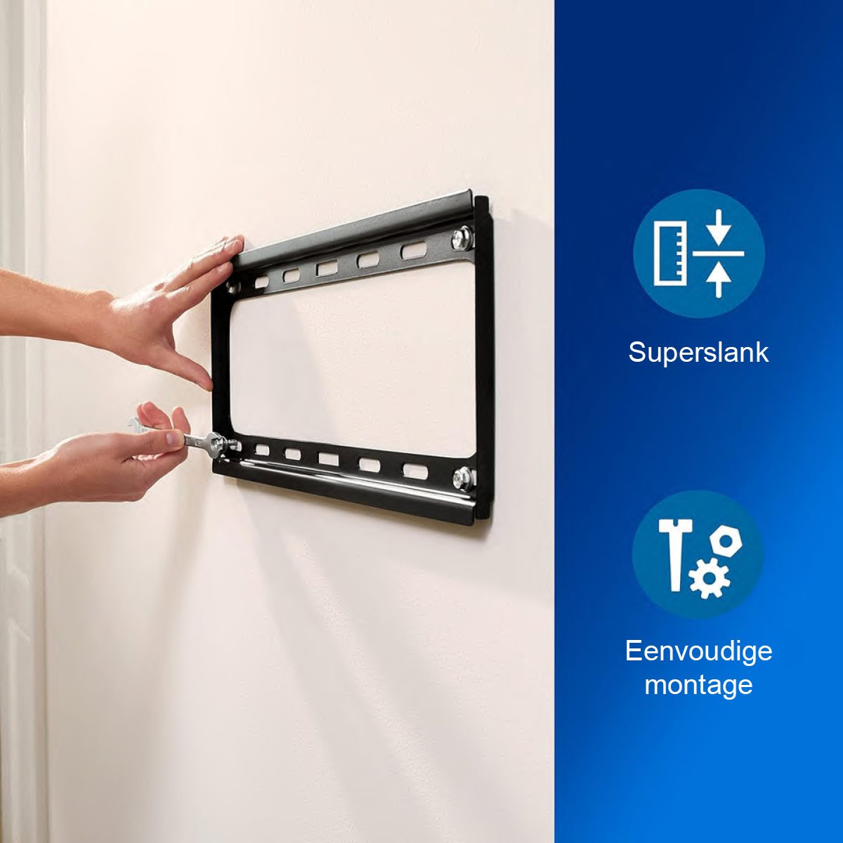 Een persoon die een zwarte tv-beugel op een witte muur installeert. Instructies zijn inbegrepen.