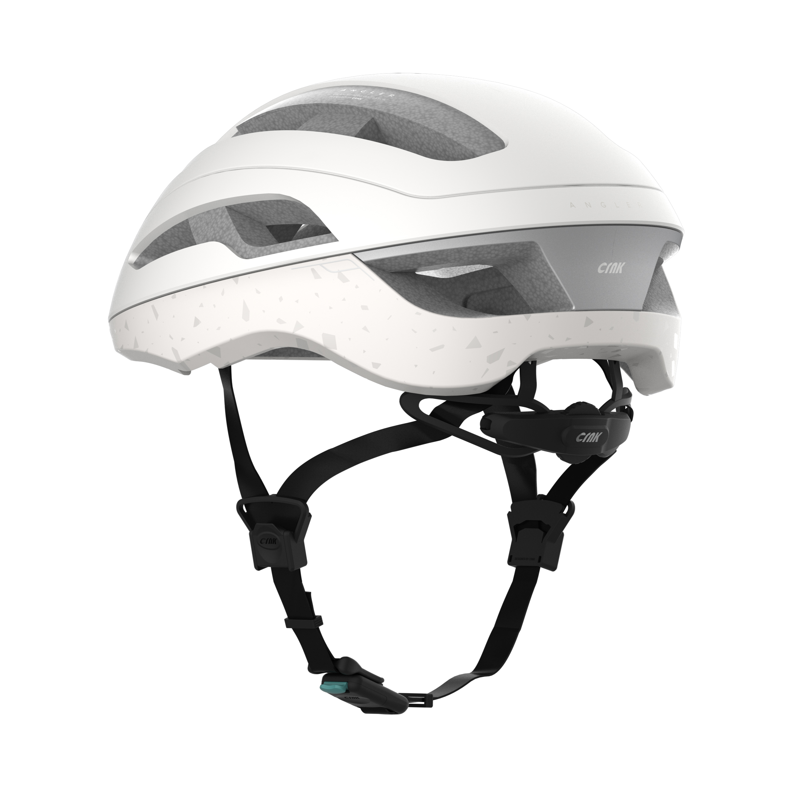 Weißer Fahrradhelm. Er hat ein graues Lüftungspanel und schwarze Riemen. Der Helm ist nach links geneigt.