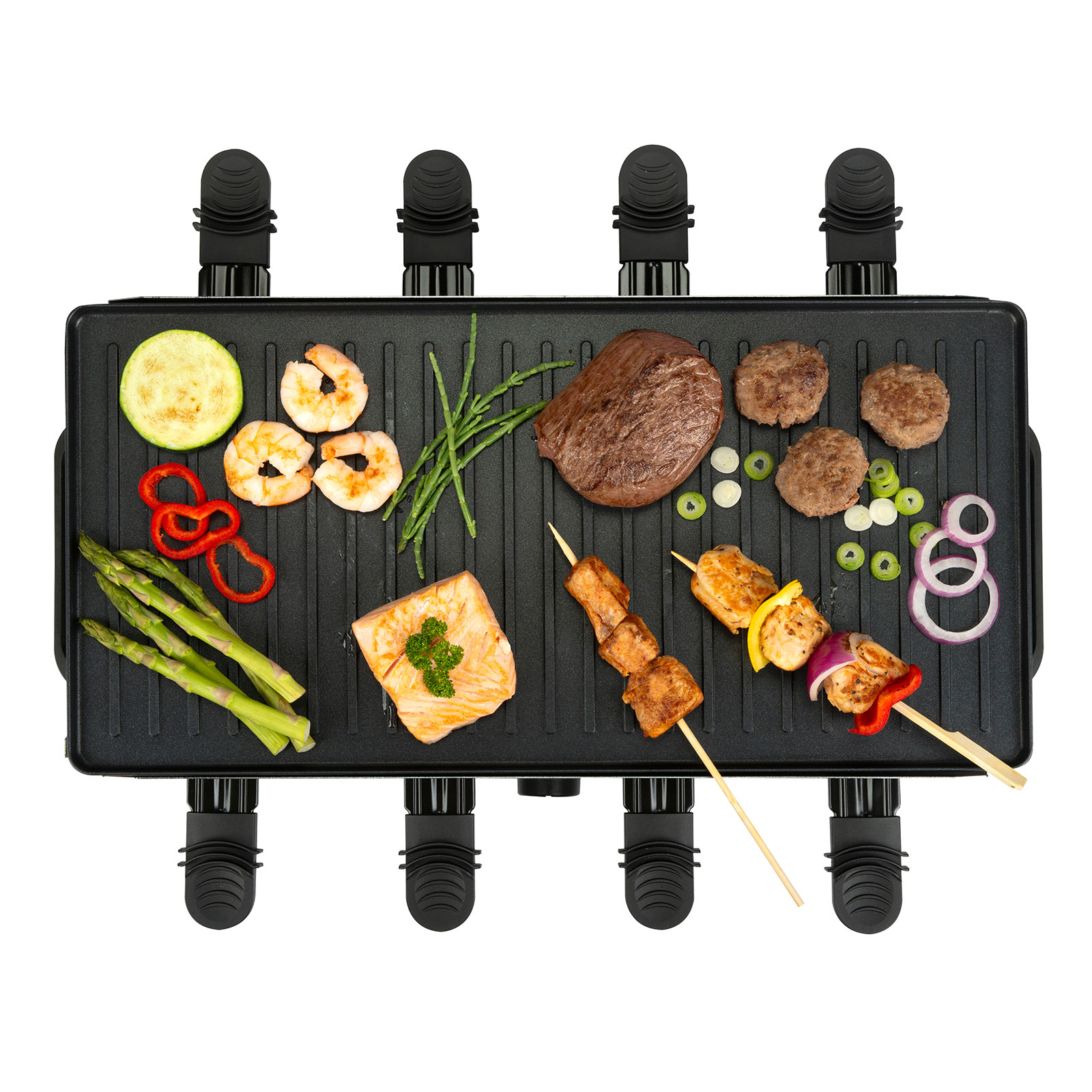 Grill mit verschiedenen gekochten Lebensmitteln, darunter Fleisch, Gemüse und Spieße.