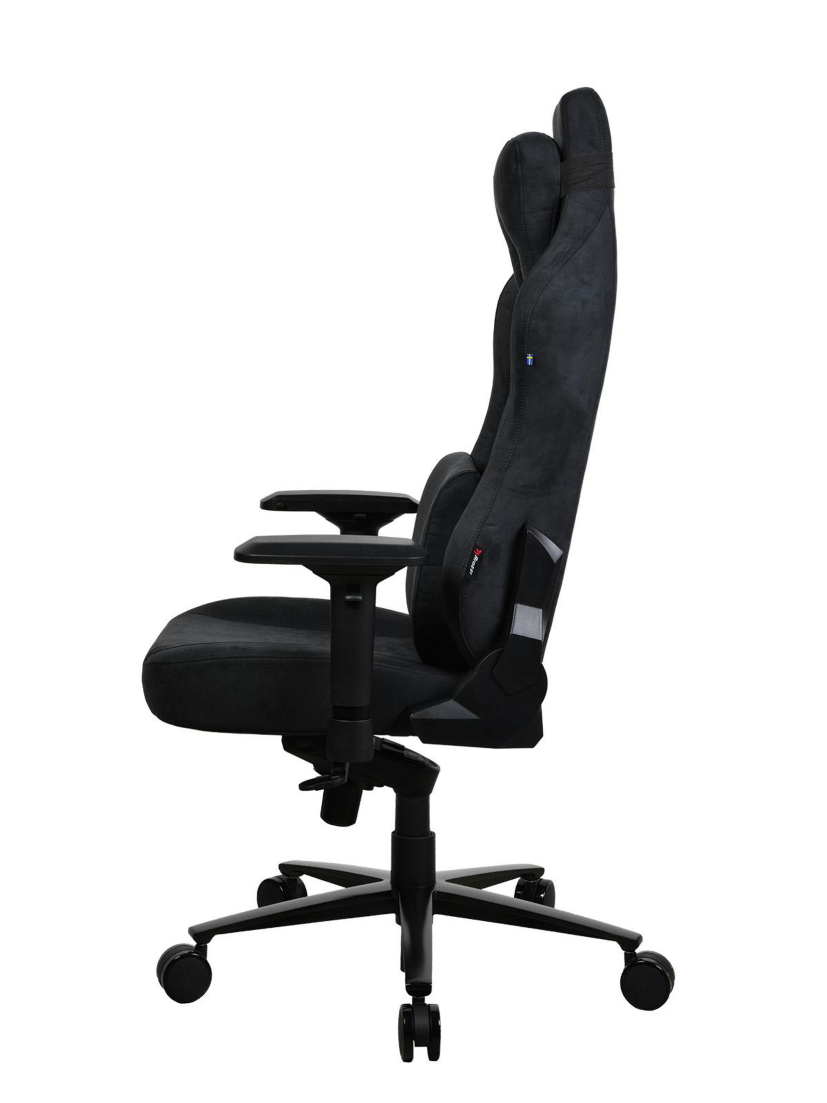 Een zwarte gamingstoel met hoofdsteun, zijaanzicht, tegen een witte achtergrond.
