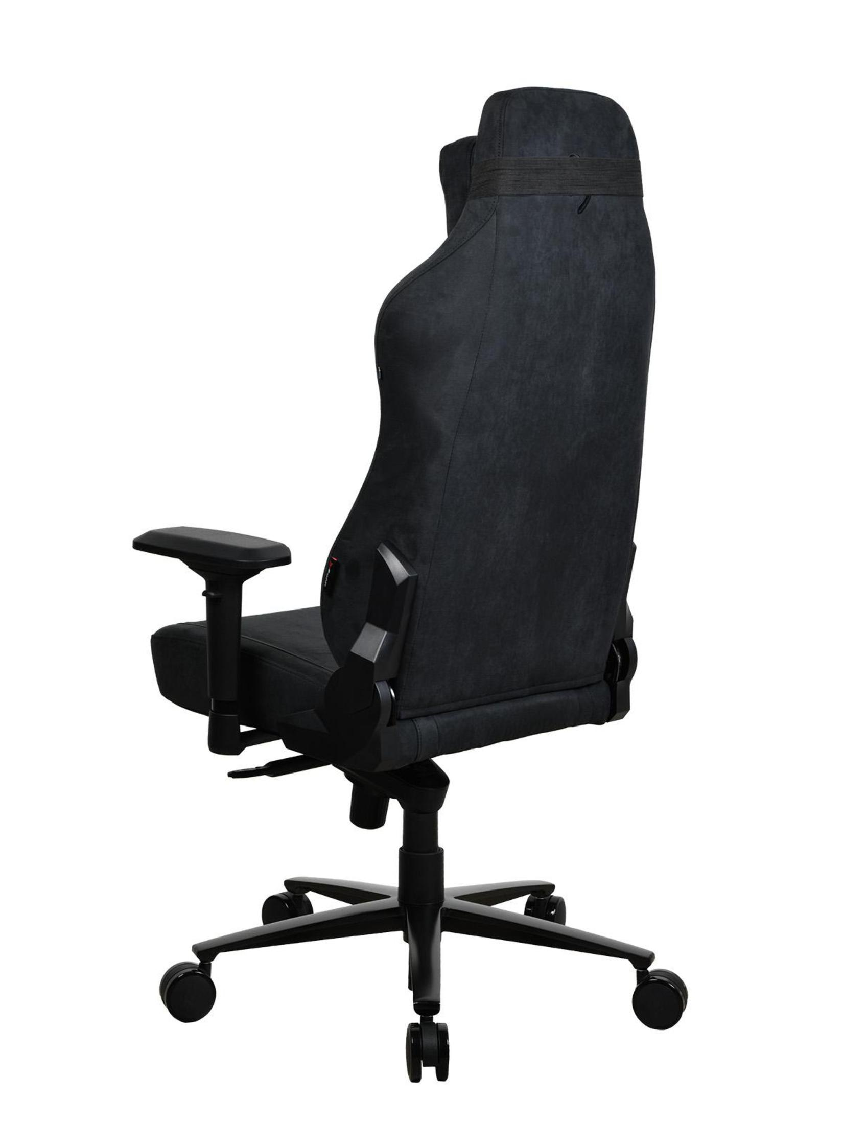 Zwarte gaming stoel met een hoge rugleuning, armleuningen en een zwarte voet met wielen.