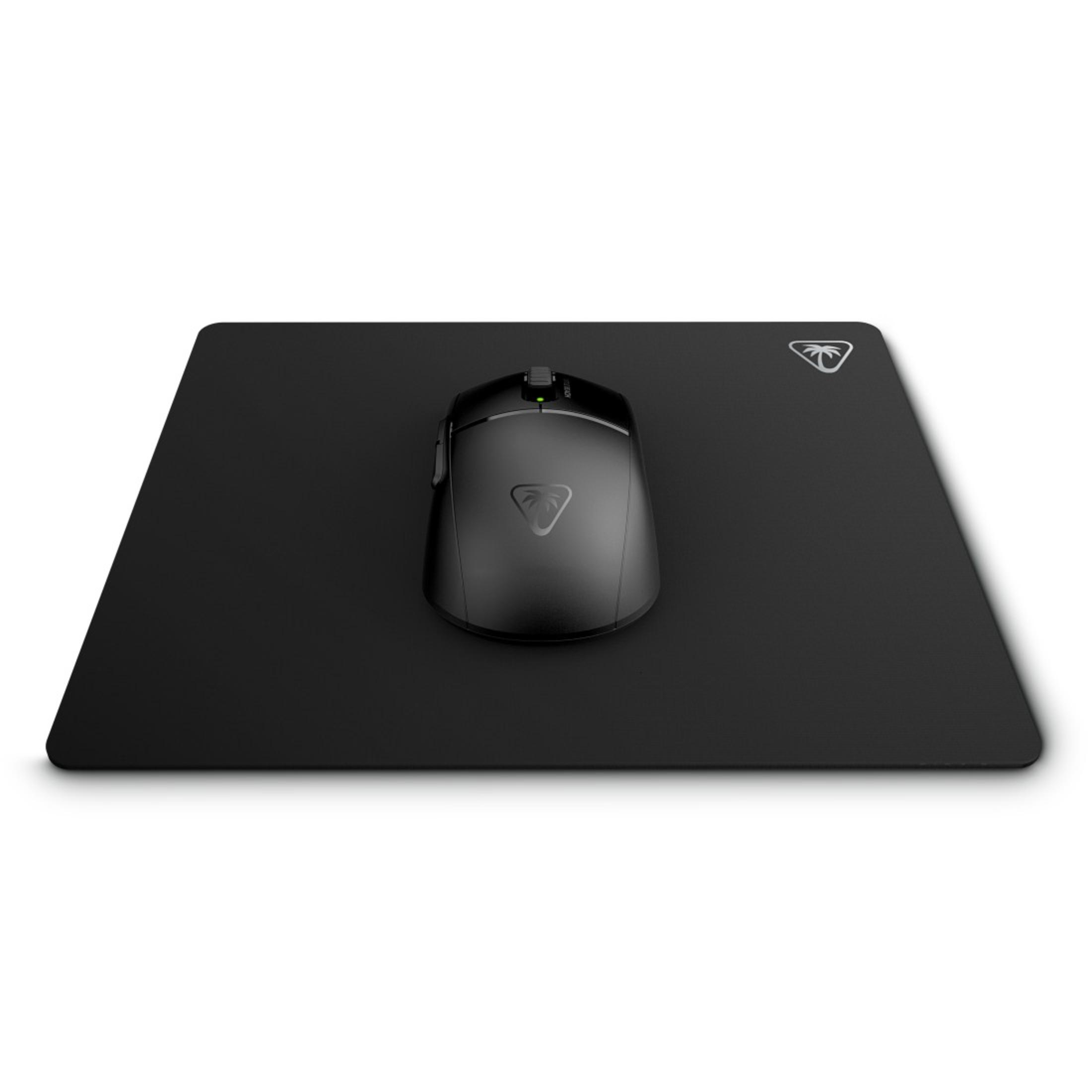 Czarna mysz i podkładka pod mysz na białym tle.